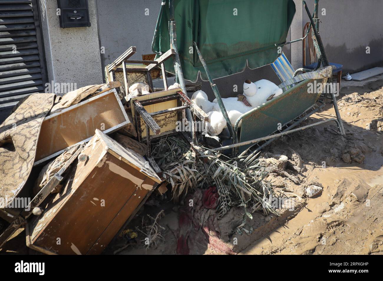 Madrid, Spagna. 5 settembre 2023. Un orso ripieno è rimasto tra le macerie di una delle case colpite dalle inondazioni nella città di Madrid di El Alamo. La città è stata una delle più colpite dalle forti piogge durante il fine settimana nella Comunità di Madrid e dal traboccante del fiume Alberche. (Foto di David Canales/SOPA Images/Sipa USA) credito: SIPA USA/Alamy Live News Foto Stock