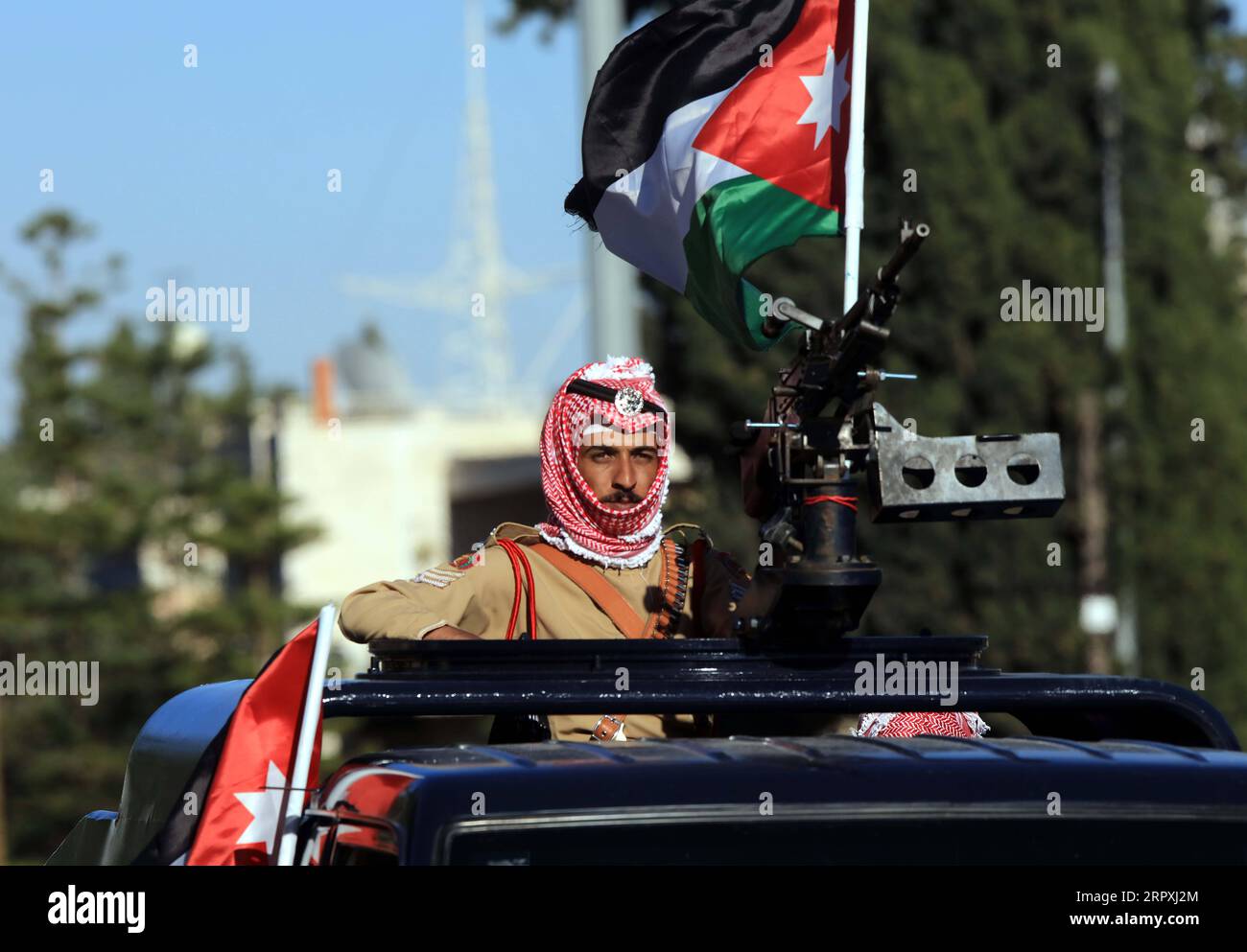 Jordanien feiert Unabhängigkeitstag 200525 -- AMMAN, 25 maggio 2020 -- Un soldato partecipa a una parata militare durante una celebrazione del giorno dell'indipendenza della Giordania ad Amman, Giordania, il 25 maggio 2020. La Giordania ha celebrato il suo 74° anniversario di indipendenza lunedì. Foto di /Xinhua GIORDANIA-AMMAN-FESTA DELL'INDIPENDENZA MohammadxAbuxGhosh PUBLICATIONxNOTxINxCHN Foto Stock