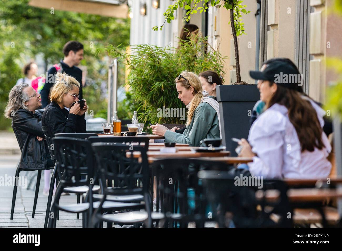 200527 -- BERLINO, 27 maggio 2020 Xinhua -- la gente siede fuori da un caffè a Berlino, capitale della Germania, 26 maggio 2020. Il governo federale tedesco e i 16 stati hanno concordato in linea di principio di mantenere in vigore le restrizioni di contatto con il coronavirus fino a giugno 29, l'Ufficio stampa federale ha annunciato martedì sera. Foto di Binh Truong/Xinhua GERMANY-BERLIN-COVID-19-CONTACT RESTRICTIONS-EXTENSION PUBLICATIONxNOTxINxCHN Foto Stock