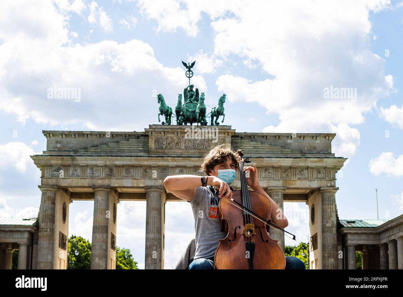 200527 -- PECHINO, 27 maggio 2020 -- Un musicista suona il violoncello di fronte alla porta di Brandeburgo a Berlino, capitale della Germania, 26 maggio 2020. Il governo federale tedesco e i 16 stati hanno concordato in linea di principio di mantenere in vigore le restrizioni di contatto con il coronavirus fino a giugno 29, l'Ufficio stampa federale ha annunciato martedì sera. Foto di /Xinhua XINHUA FOTO DEL GIORNO BinhxTruong PUBLICATIONxNOTxINxCHN Foto Stock