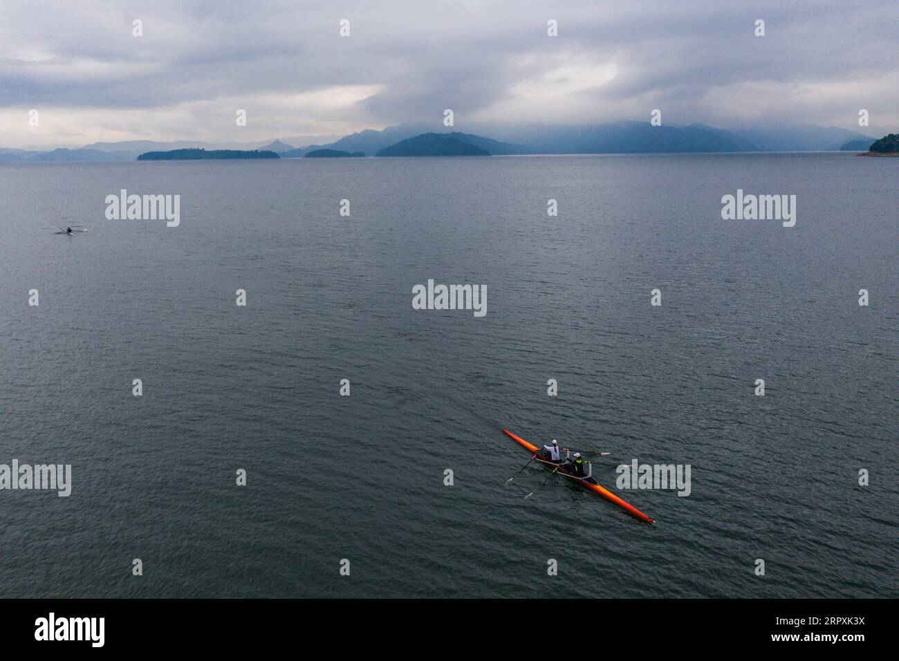 200527 -- CHUN AN, 27 maggio 2020 -- in questa foto aerea scattata il 26 maggio 2020, gli atleti di canottaggio partecipano ad un allenamento quotidiano sul lago Qiandao nella Shilin Township della contea di Chun An, nella provincia di Zhejiang nella Cina orientale. Negli ultimi anni, la contea di Chun An ha sfruttato il suo paesaggio naturale e sviluppato industrie del tempo libero nel tentativo di stimolare la sua economia rurale. Solo nella Shilin Township, sono stati istituiti sei club sportivi con dozzine di attività, e la township ha ricevuto circa 50.000 visitatori nell'aprile 2020. CHINA-ZHEJIANG-CHUN AN-LEISURE INDUSTRIES CN XUXYU PUBLICATIONXNOTXINXCHN Foto Stock