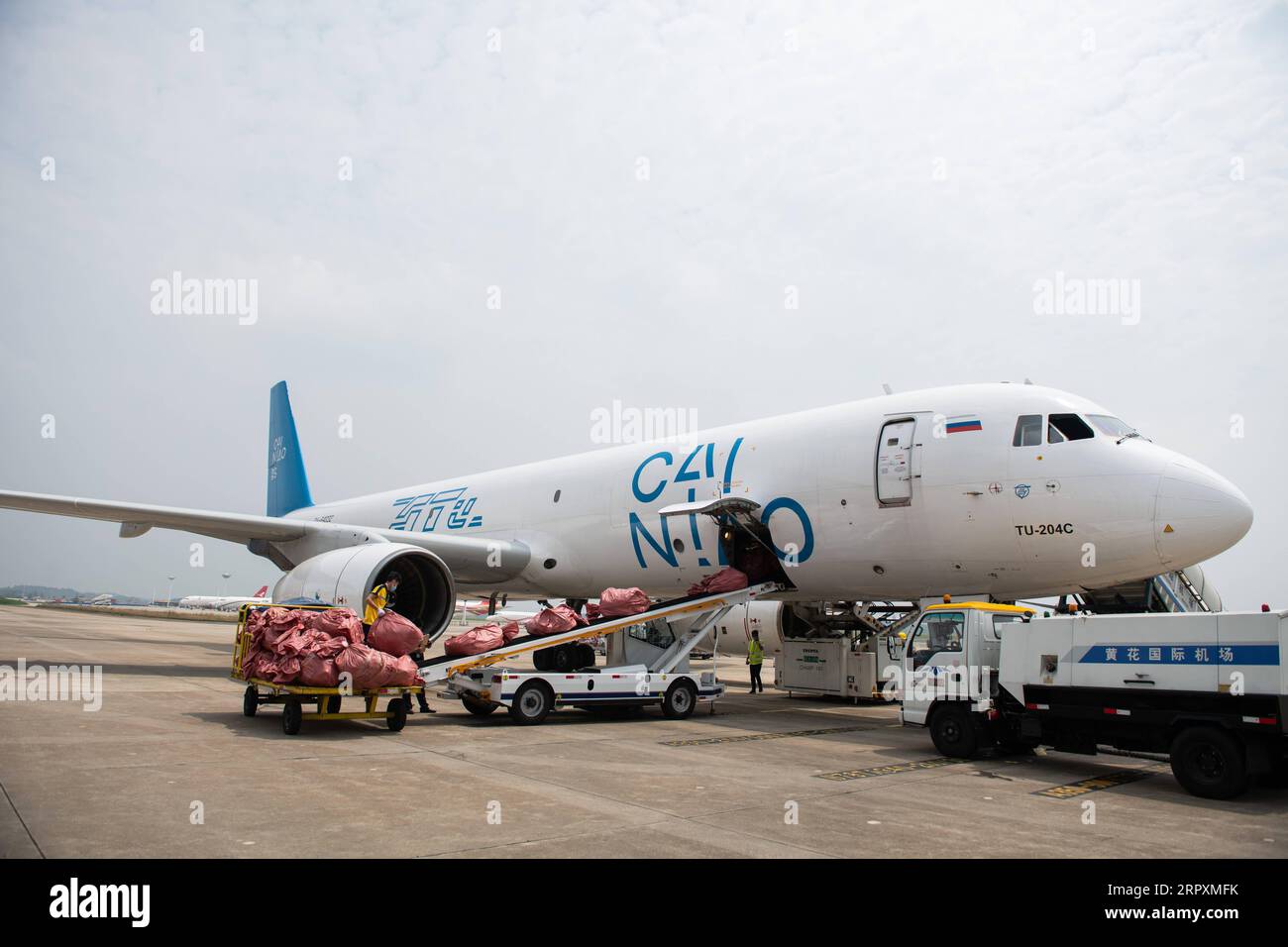 200528 -- CHANGSHA, 28 maggio 2020 -- un aereo che trasporta pacchi dall'e-commerce transfrontaliero alla Russia si trova all'Aeroporto Internazionale Changsha Huanghua di Changsha, nella provincia di Hunan, nella Cina centrale, il 28 maggio 2020. Un aereo che trasportava quasi 40.000 pacchi dalle imprese transfrontaliere di e-commerce è partito da Changsha a Mosca, in Russia giovedì. Questo fu il primo volo della rotta aerea merci regolare sul commercio elettronico transfrontaliero verso la Russia, a significare l'operatività di tale rotta in Hunan. Operata tre volte alla settimana, la rotta servirà come collegamento diretto tra l'e-com Foto Stock