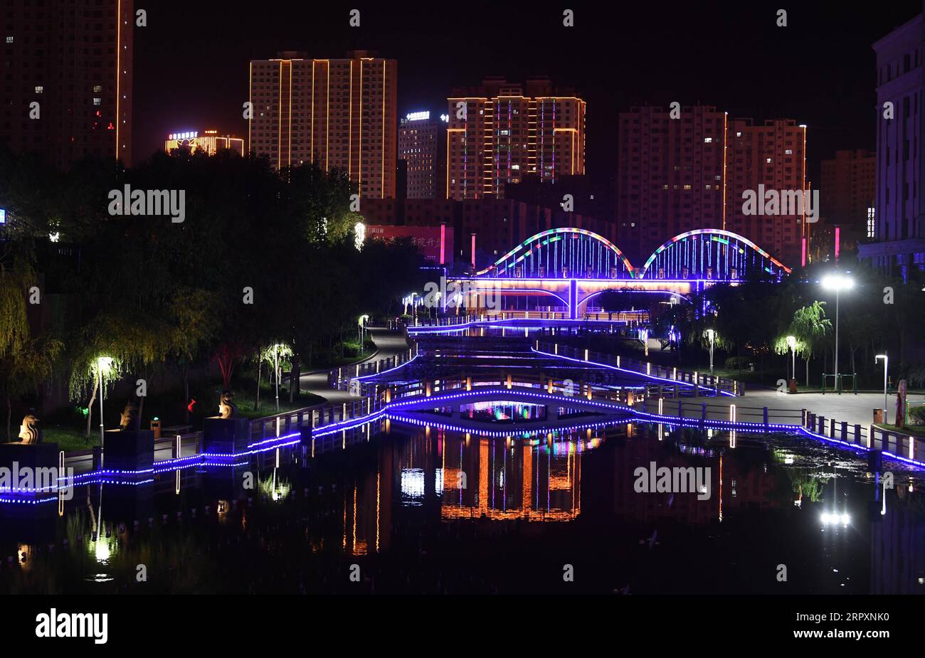 200530 -- HOTAN, 30 maggio 2020 Xinhua -- Una vista notturna del Parco del Lago Yuquan è vista nella città di Hotan, nella regione autonoma dello Xinjiang Uygur della Cina nord-occidentale, 28 maggio 2020. Situata a sud del deserto di Taklimakan, Hotan City ha assunto un nuovo aspetto poiché l'ambiente abitativo è migliorato molto con la modernizzazione delle infrastrutture. Xinhua/Sadat CHINA-XINJIANG-HOTAN-NEW LOOK CN PUBLICATIONxNOTxINxCHN Foto Stock