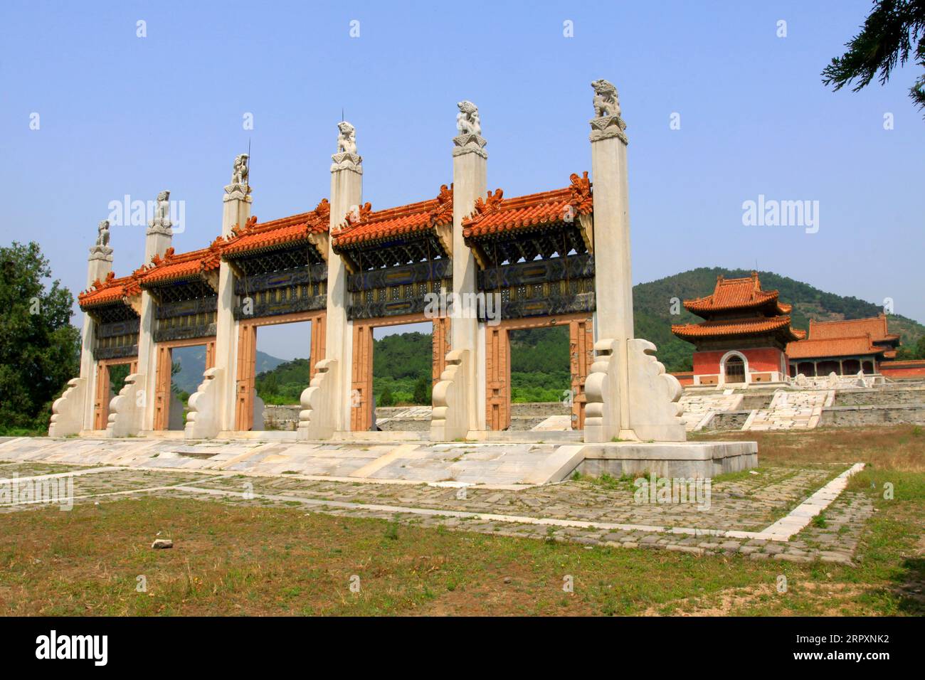 ZUNHUA 18 MAGGIO：Dragon and Phoenix Gate landscape Architecture in the Eastern Tombs of the Qing Dynasty il 18 maggio 2014, Zunhua County, Hebei Province, Foto Stock