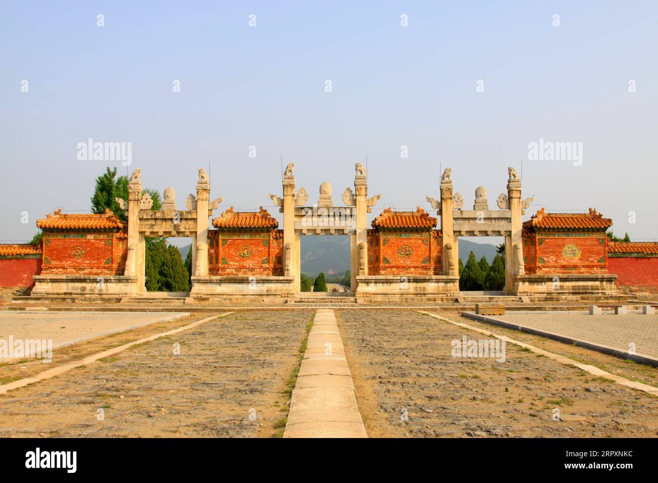 ZUNHUA 18 MAGGIO：Dragon and Phoenix Gate landscape Architecture in the Eastern Tombs of the Qing Dynasty il 18 maggio 2014, Zunhua County, Hebei Province, Foto Stock