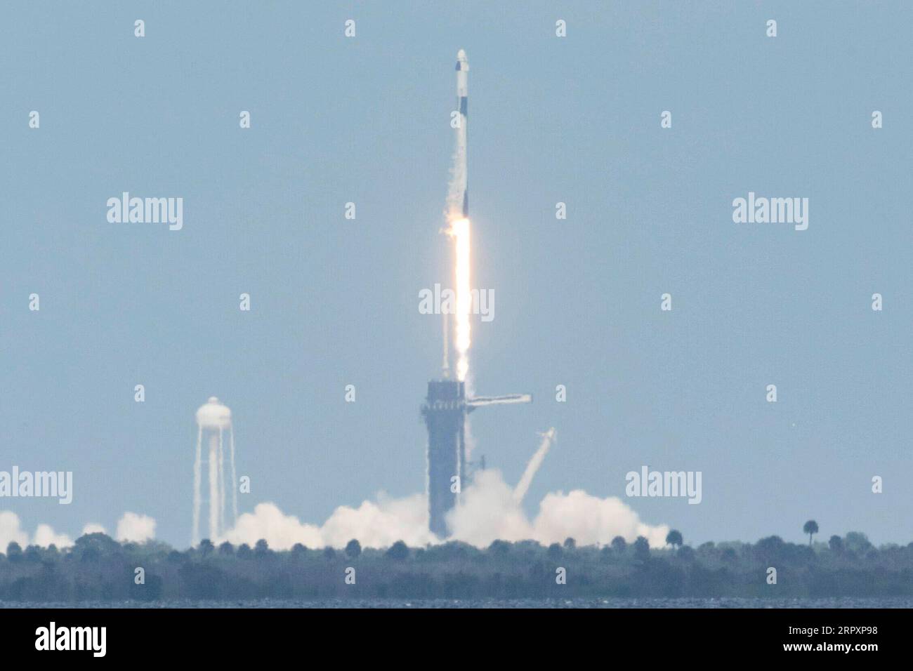 200530 -- CAPE CANAVERAL U.S., 30 maggio 2020 Xinhua -- razzo SpaceX Falcon 9 che trasporta la navicella spaziale Crew Dragon con due astronauti decolla dal Kennedy Space Center della NASA a Cape Canaveral in Florida, Stati Uniti, il 30 maggio 2020. La NASA e la SpaceX hanno lanciato la navicella spaziale Crew Dragon dal Kennedy Space Center della NASA in Florida sabato, portando due astronauti americani alla stazione spaziale Internazionale ISS. Foto di Ting Shen/Xinhua U.S.-FLORIDA-KENNEDY SPACE CENTER-SPACEX-LAUNCH PUBLICATIONxNOTxINxCHN Foto Stock