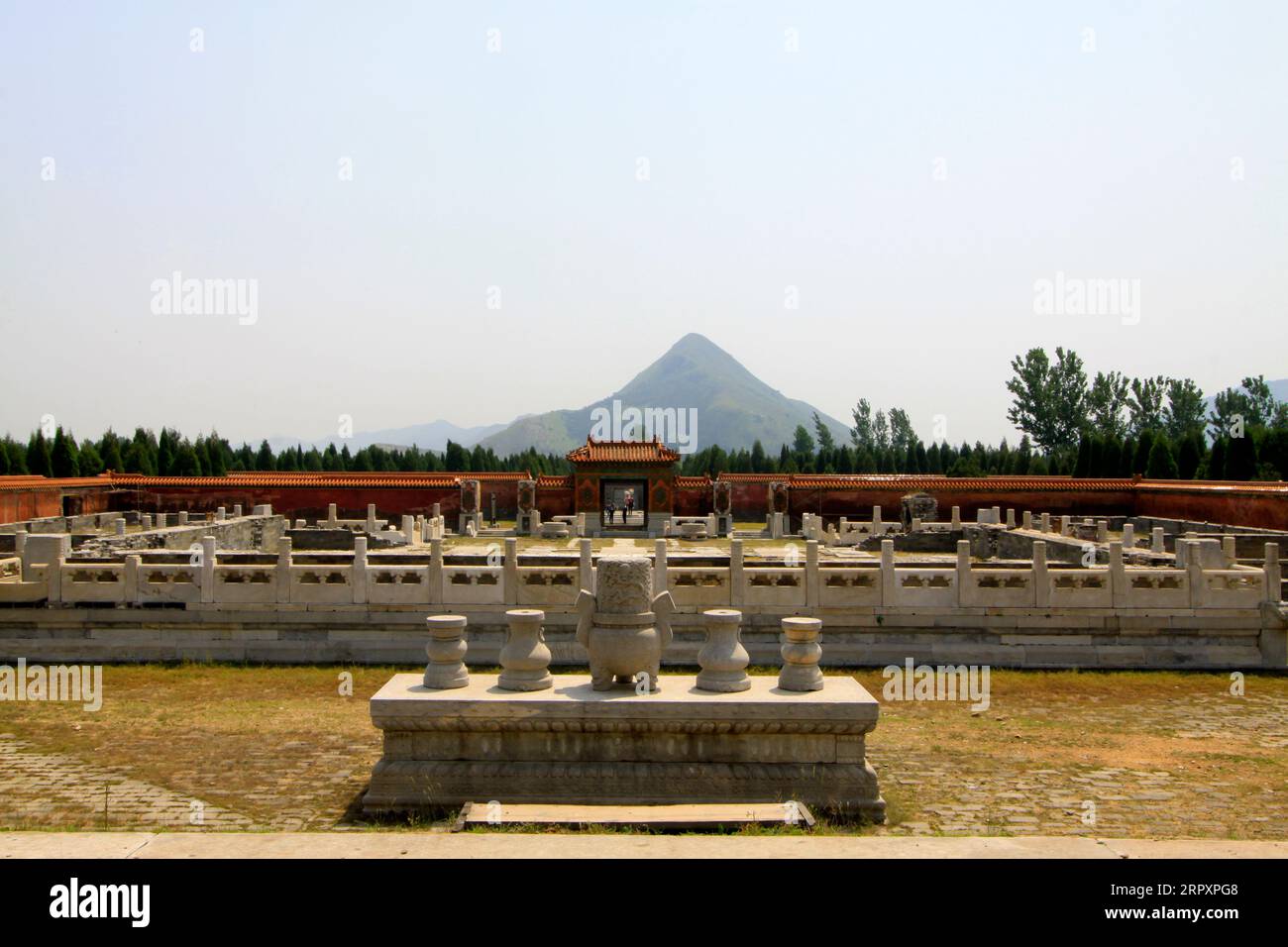 ZUNHUA 18 MAGGIO: Architettura paesaggistica in stile tradizionale cinese, Tombe orientali della dinastia Qing il 18 maggio 2014, contea di Zunhua, provincia di Hebei, chi Foto Stock