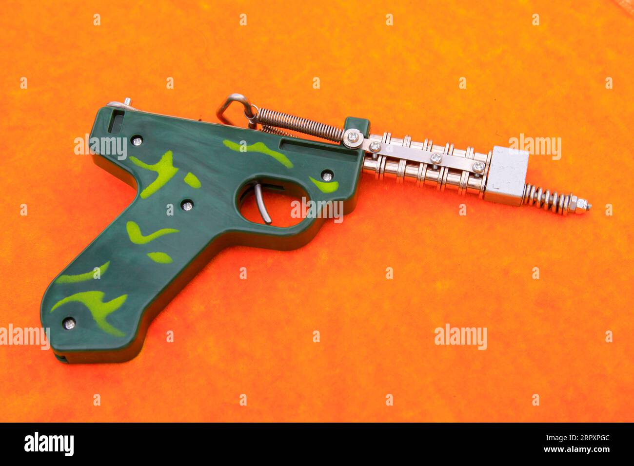 pistole giocattolo realizzate con filo di ferro su sfondo arancione Foto Stock
