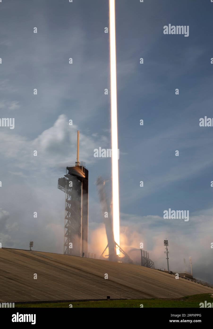 31 maggio 2020, Cape Canaveral, FL, Stati Uniti d'America: Il razzo SpaceX Falcon 9 che trasporta la navicella spaziale Crew Dragon nella missione NASA SpaceX Demo-2 esplode in questa lunga esposizione al Kennedy Space Center il 30 maggio 2020 a Cape Canaveral, in Florida. La navicella spaziale trasportò gli astronauti Douglas Hurley e Robert Behnken in orbita sulla strada per la stazione spaziale Internazionale. Immagine di credito: /Planet Pix via ZUMA Wire lancio riuscito della NASA SpaceX Crew Dragon BillxIngalls/NASA PUBLICATIONxNOTxINxCHN NASASpaceX20200531275.jpg Foto Stock