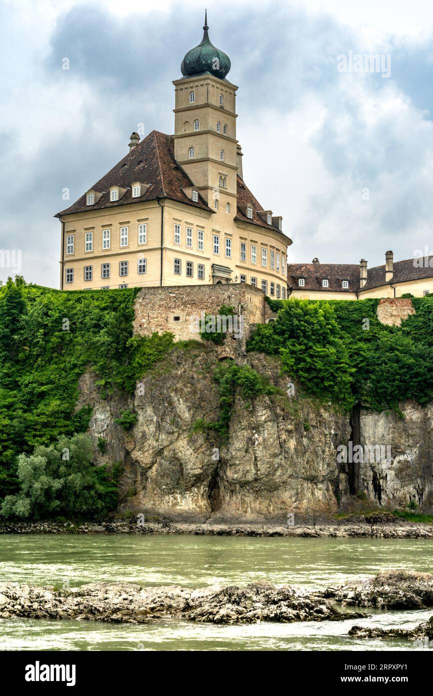 Schönbühel-Aggsbach, bassa Austria - AT - 8 giugno 2023 Vista dello storico castello di Schönbühel Schönbühel-Aggsbach, sotto Melk sulla piattaforma Foto Stock