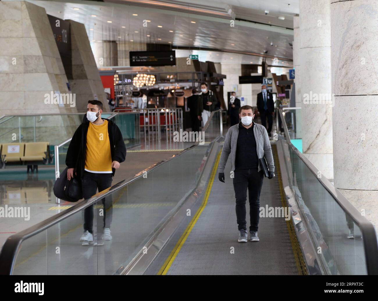200601 -- ANKARA, 1 giugno 2020 -- i passeggeri che indossano maschere facciali sono visti all'aeroporto di Ankara Esenboga ad Ankara, in Turchia, il 1 giugno 2020. Le compagnie aeree turche hanno ripreso le loro operazioni nazionali lunedì con un numero limitato di voli. Foto di /Xinhua TURCHIA-ANKARA-VOLI NAZIONALI-RIPRESA MustafaxKaya PUBLICATIONxNOTxINxCHN Foto Stock