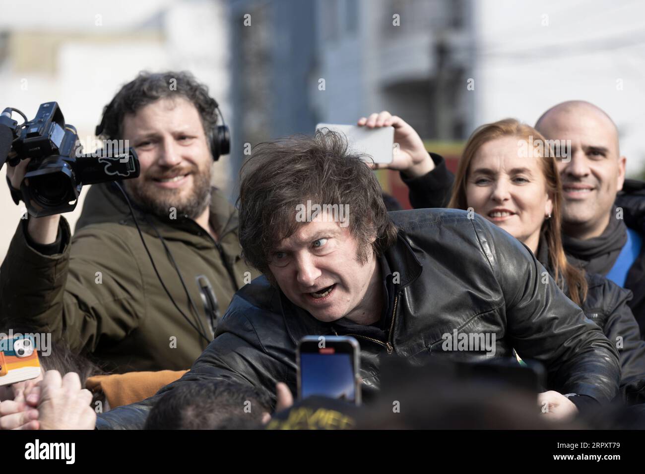 Buenos Aires, Argentina. 5 settembre 2023. Il candidato presidenziale per la Libertad Avanza, Javier Milei, riprende la sua campagna nella zona suburbana di Buenos Aires in vista delle elezioni generali che si terranno il 22 ottobre. Nella foto: Javier Milei durante la marcia. (Credito: Esteban Osorio/Alamy Live News) Foto Stock