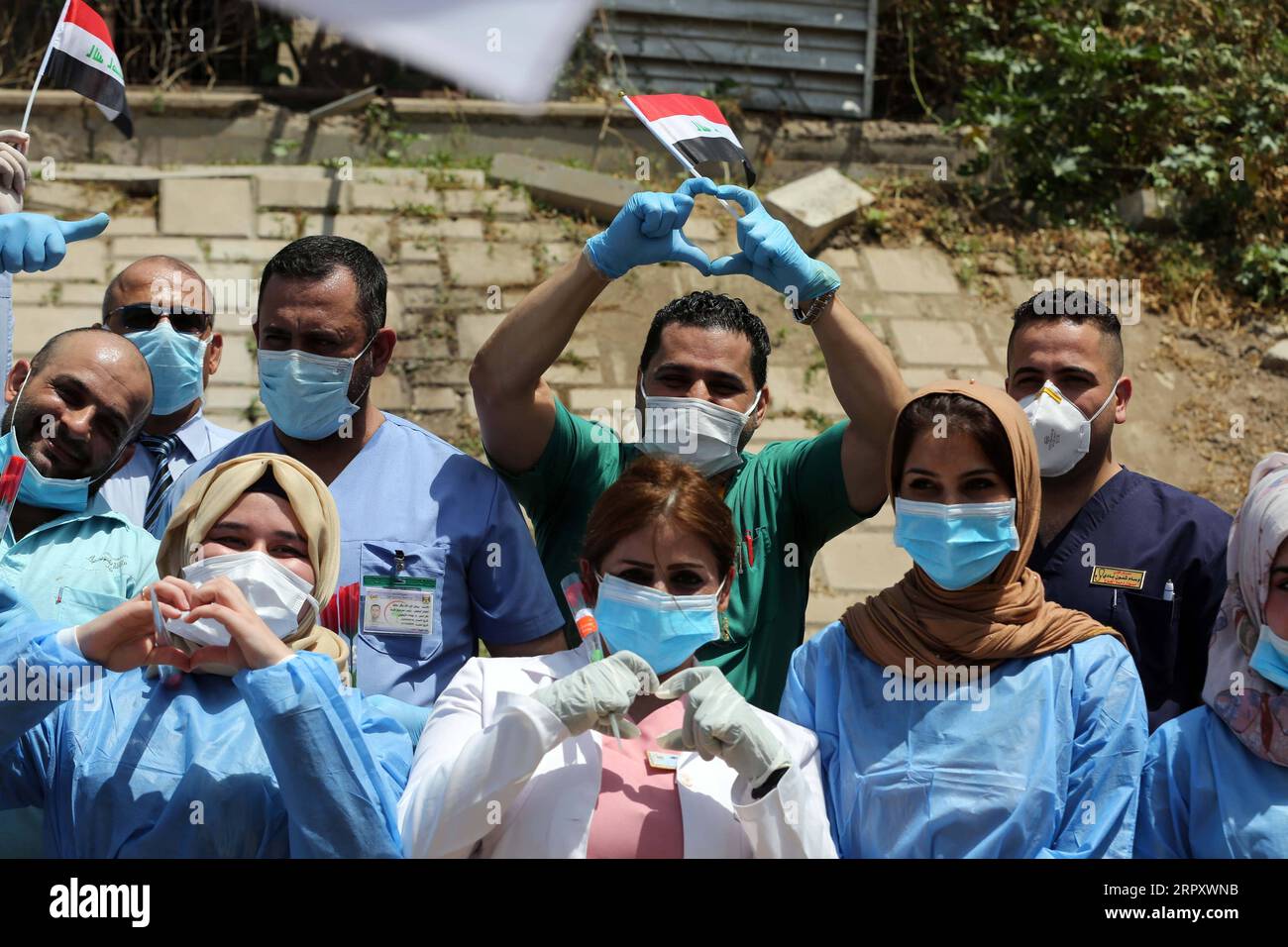 200603 -- BAGHDAD, 3 giugno 2020 Xinhua -- gesto degli operatori medici per ringraziare le persone per aver mostrato rispetto alla città medica di Baghdad, Iraq, il 3 giugno 2020. Mercoledì il Ministero della salute iracheno ha detto che il numero totale di casi di COVID-19 è salito a 8.168 dopo aver stabilito un nuovo record di aumento giornaliero con 781 infezioni. Xinhua/Khalil Dawood IRAQ-BAGHDAD-COVID-19-OPERATORI MEDICI PUBLICATIONxNOTxINxCHN Foto Stock
