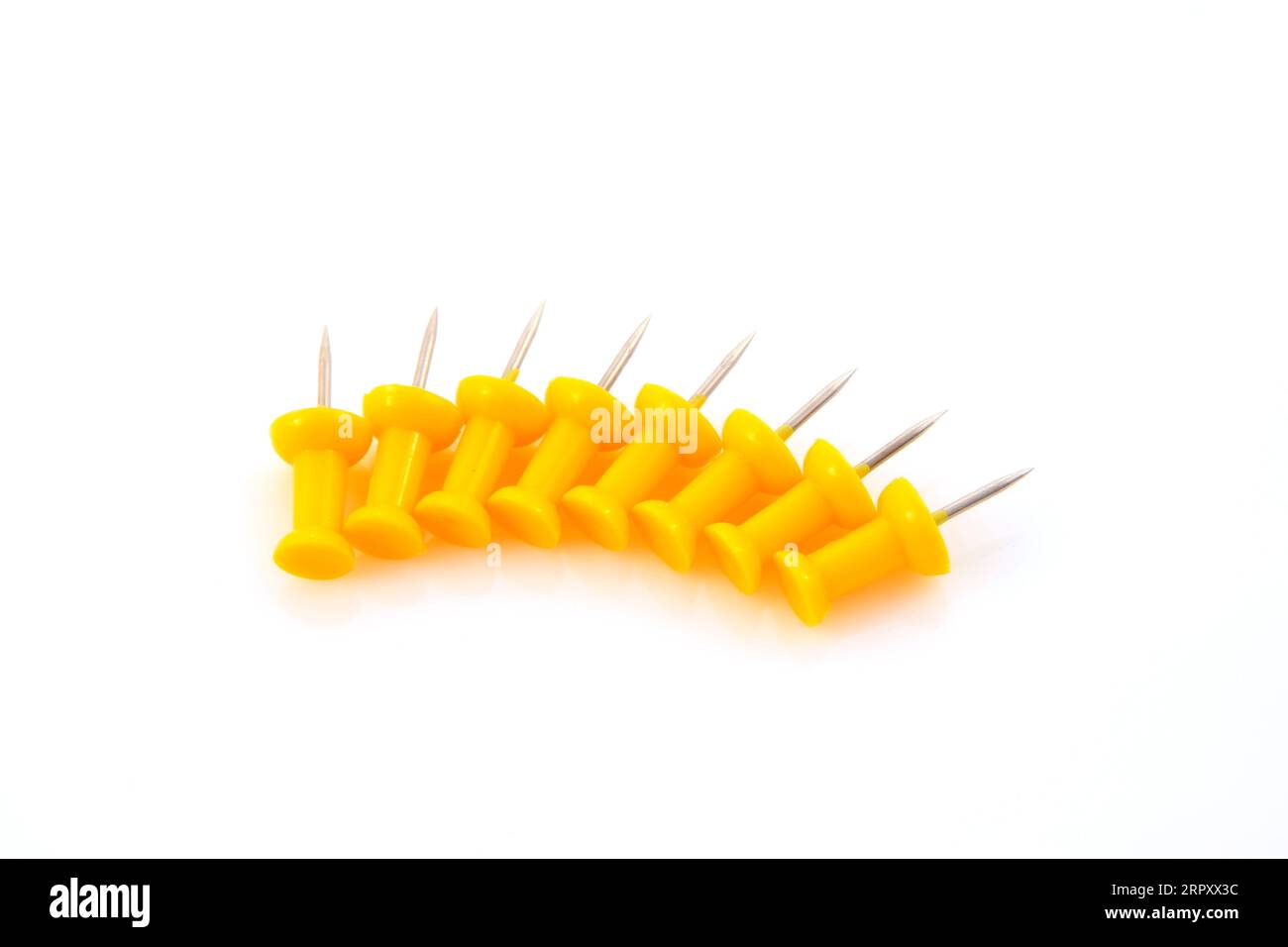 pin di disegno a colori su sfondo bianco Foto Stock