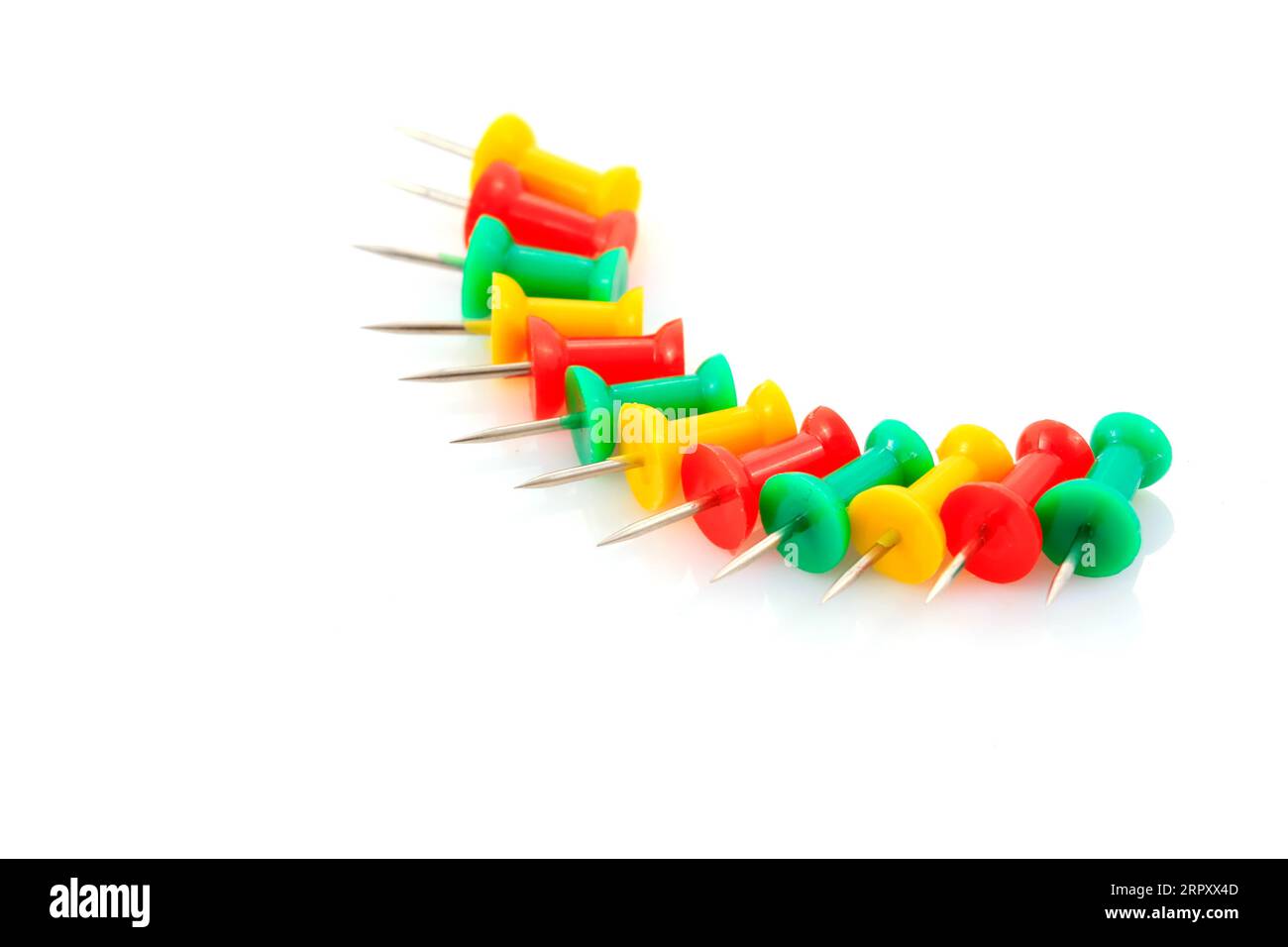 pin di disegno a colori su sfondo bianco Foto Stock
