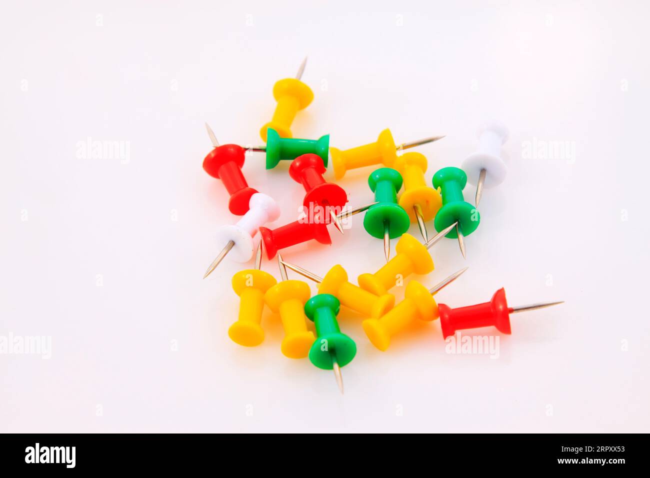 pin di disegno a colori su sfondo bianco Foto Stock