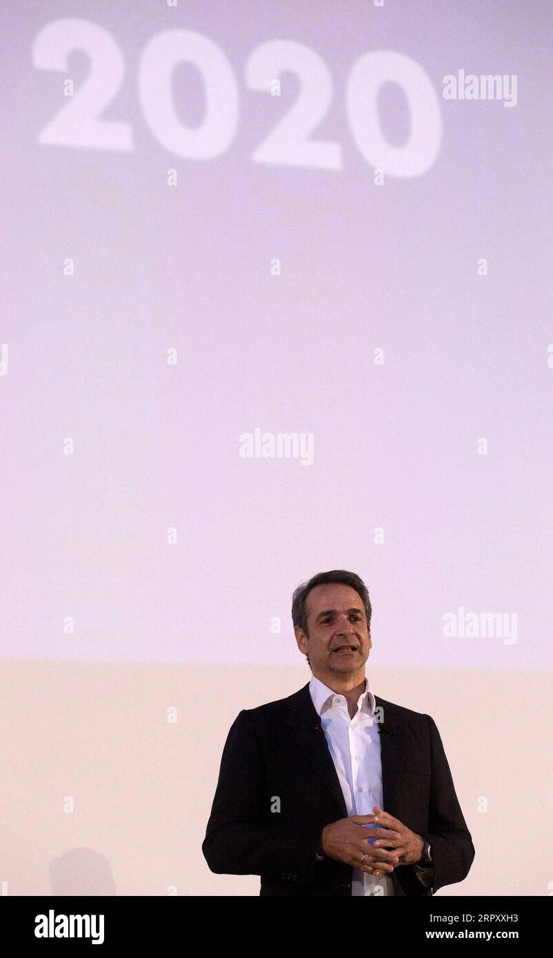 200605 -- ATENE, 5 giugno 2020 -- il primo ministro greco Kyriakos Mitsotakis si rivolge agli ospiti ad un evento della campagna per riavviare il settore turistico ad Atene, Grecia, il 4 giugno 2020. La Grecia si sta gradualmente aprendo ai turisti, con la salute pubblica, la sicurezza dei visitatori stranieri e il personale turistico al centro del piano del governo di riavviare l'industria turistica, ha detto giovedì il primo ministro greco Kyriakos Mitsotakis. ANDARE CON la Grecia ad accogliere i turisti stranieri soprattutto in sicurezza : PM GRECIA-ATENE-PM-TURISMO-CAMPAGNA MariosxLolos PUBLICATIONxNOTxINxCHN Foto Stock