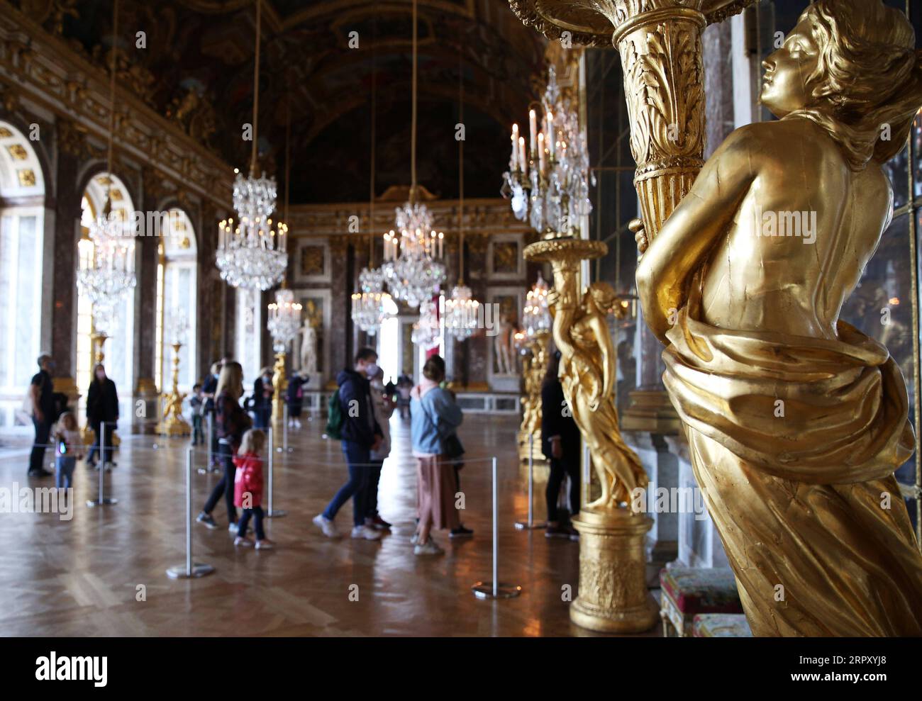 200606 -- VERSAILLES, 6 giugno 2020 -- le persone visitano il Castello di Versailles il giorno della sua riapertura nei pressi di Parigi, in Francia, il 6 giugno 2020. Lo Chateau de Versailles ha riaperto il sabato dopo la chiusura di 82 giorni a seguito del confinamento per prevenire la diffusione della COVID-19. FRANCIA-VERSAILLES-CHATEAU DE VERSAILLES-REOPEN GAOXJING PUBLICATIONXNOTXINXCHN Foto Stock