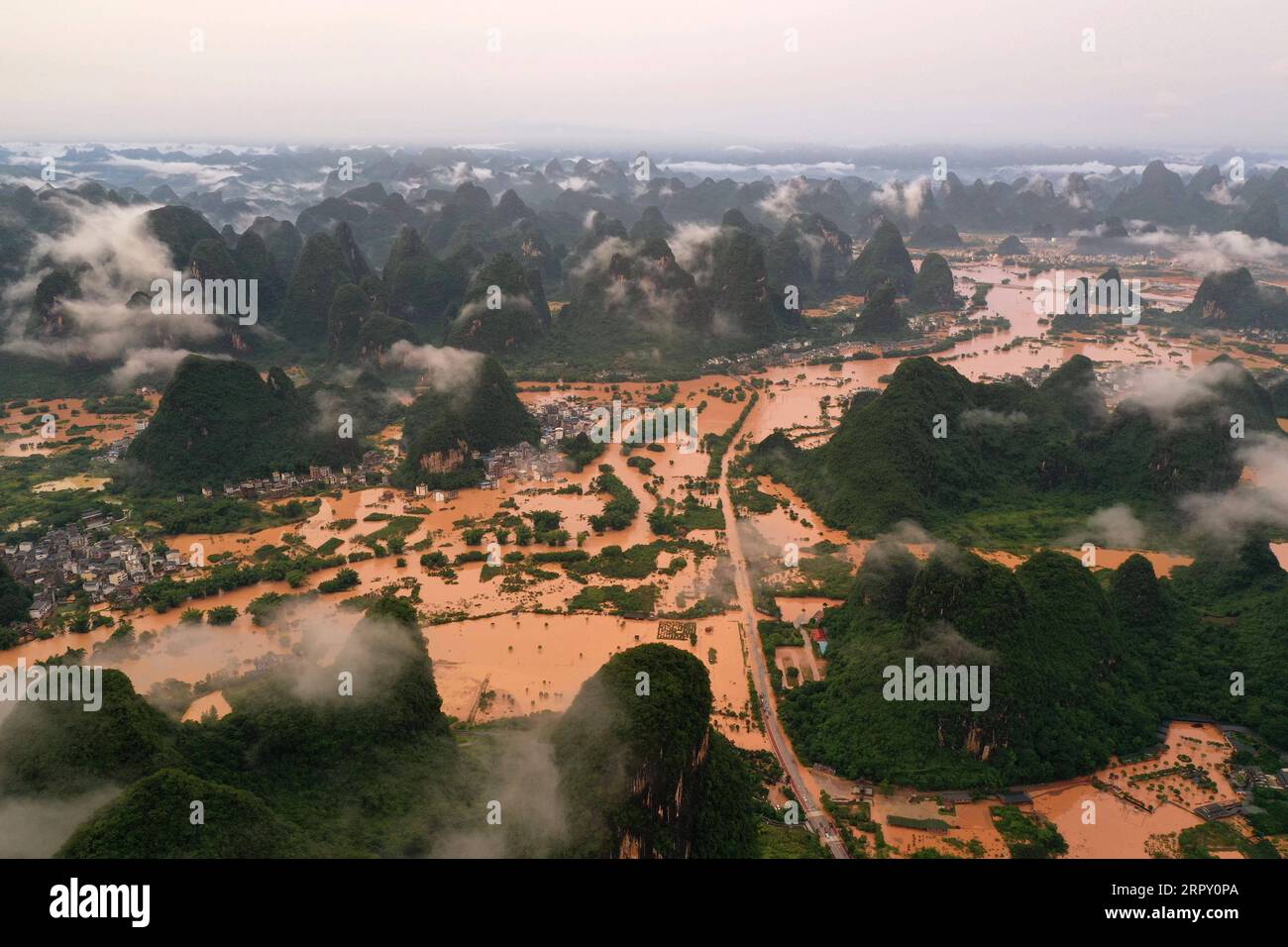 200609 -- PECHINO, 9 giugno 2020 -- la foto aerea scattata il 7 giugno 2020 mostra un villaggio colpito da un'inondazione causata dal deflusso a Yangshuo di Guilin, nella regione autonoma del Guangxi Zhuang nella Cina meridionale. Oltre 320.000 persone sono state colpite da recessione nella regione autonoma del Guangxi Zhuang nel sud della Cina dal 4 giugno, le autorità locali hanno detto domenica. XINHUA FOTO DEL GIORNO LuxBoan PUBLICATIONxNOTxINxCHN Foto Stock