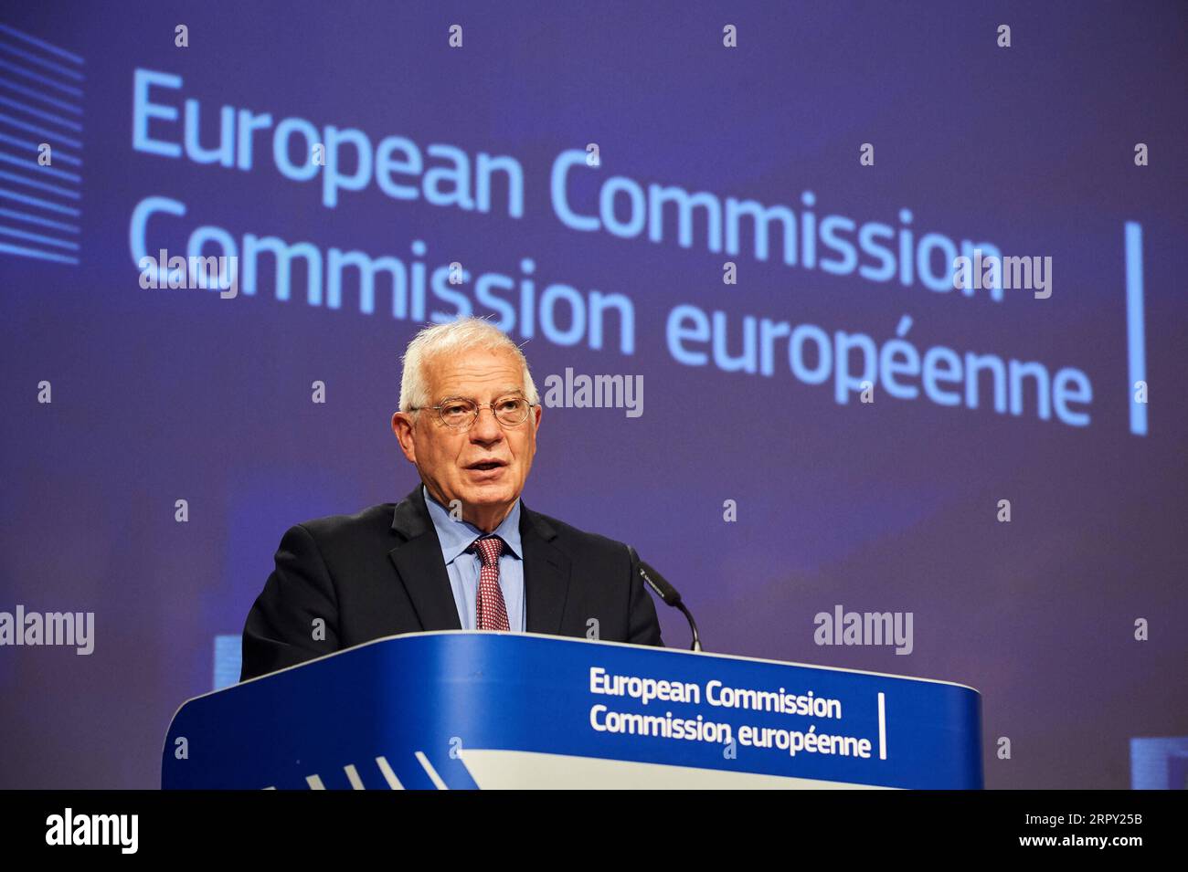 200610 -- BRUXELLES, 10 giugno 2020 Xinhua -- Josep Borrell, alto rappresentante dell'Unione europea per gli affari esteri e la politica di sicurezza, parla a una conferenza stampa dopo una riunione dei Commissari europei a Bruxelles, in Belgio, il 10 giugno 2020. La Commissione europea proporrà nel corso di questa settimana un approccio per la graduale e parziale revoca delle restrizioni ai viaggi esterni della zona Schengen a partire dal 1° luglio con alcuni paesi terzi, Josep Borrell, alto rappresentante dell'Unione europea per gli affari esteri e la politica di sicurezza, ha detto qui mercoledì. Unione europea/mano Foto Stock