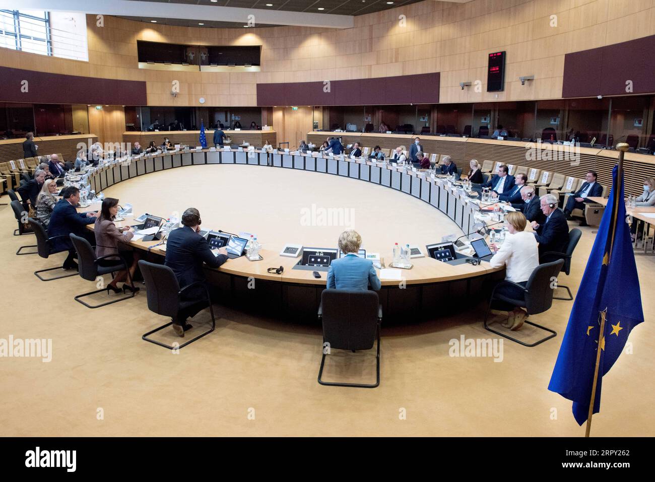 200610 -- BRUXELLES, 10 giugno 2020 Xinhua -- foto scattata il 10 giugno 2020 mostra una riunione dei commissari europei a Bruxelles, in Belgio. La Commissione europea proporrà nel corso di questa settimana un approccio per la graduale e parziale revoca delle restrizioni ai viaggi esterni della zona Schengen a partire dal 1° luglio con alcuni paesi terzi, Josep Borrell, alto rappresentante dell'Unione europea per gli affari esteri e la politica di sicurezza, ha detto qui mercoledì. Unione europea/dispensa via Xinhua BELGIUM-BRUSSELS-EU-ENTRY BANS-GRADUALE E PARZIALE REVOCA PUBLICATIONxNOTxINxCHN Foto Stock