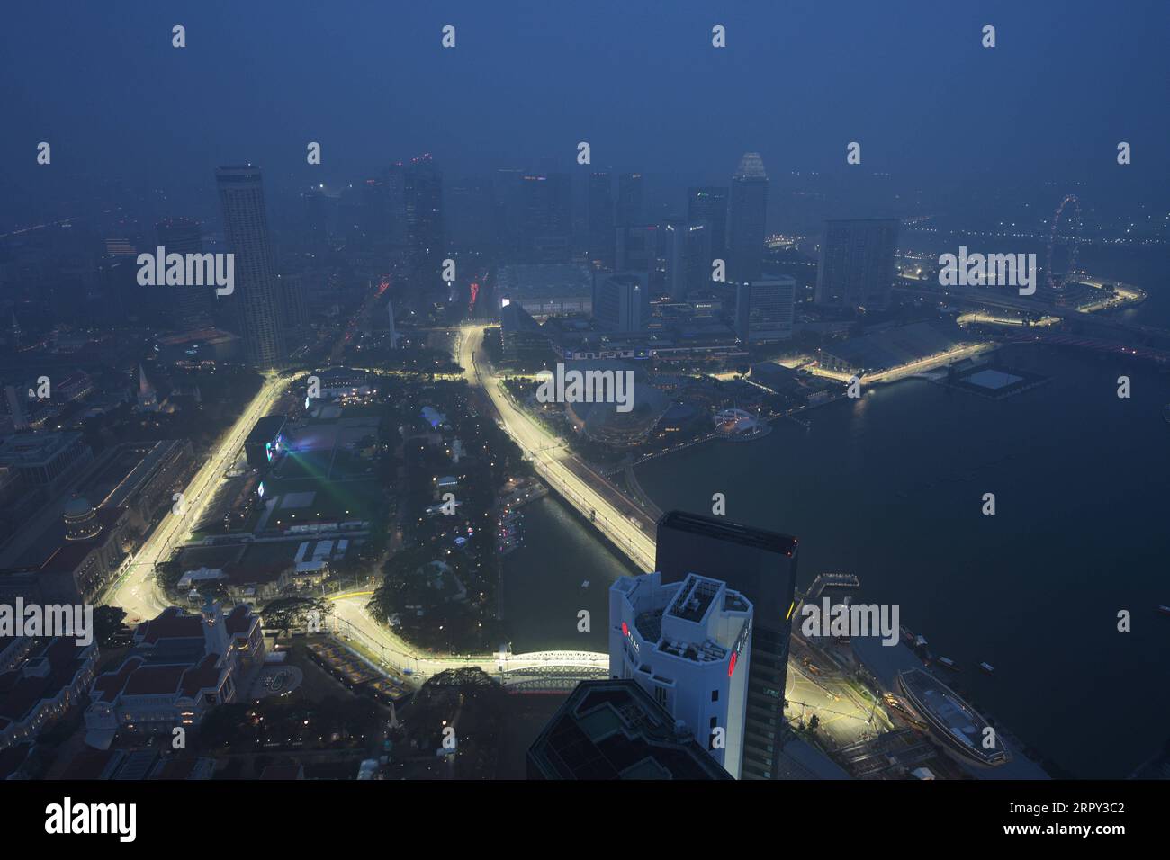 200612 -- SINGAPORE, 12 giugno 2020 Xinhua -- la foto del file scattata il 18 settembre 2019 mostra una vista dall'alto del circuito illuminato di Marina Bay Street Circuit del Gran Premio di Singapore Night Race a Singapore. Formula One F1 e il promotore di gara Singapore GP il 12 giugno 2020 hanno annunciato che la Singapore F1 Grand Prix Night Race 2020 è stata annullata. Xinhua/poi Chih Wey SPSINGAPORE-F1-SINGAPORE GRAND PRIX-CANCELLAZIONE PUBLICATIONxNOTxINxCHN Foto Stock