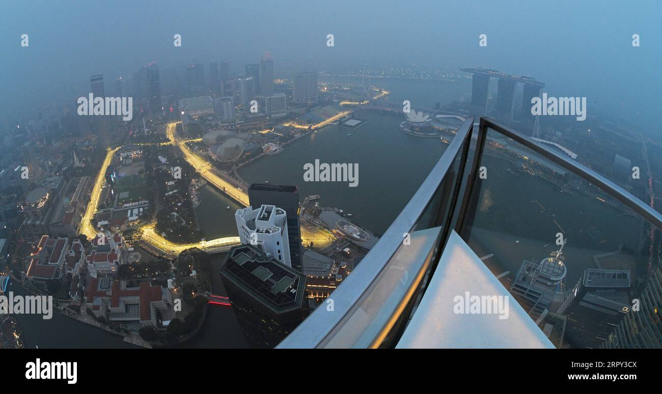 200612 -- SINGAPORE, 12 giugno 2020 Xinhua -- la foto del file scattata il 18 settembre 2019 mostra una vista dall'alto del circuito illuminato di Marina Bay Street Circuit del Gran Premio di Singapore Night Race a Singapore. Formula One F1 e il promotore di gara Singapore GP il 12 giugno 2020 hanno annunciato che la Singapore F1 Grand Prix Night Race 2020 è stata annullata. Xinhua/poi Chih Wey SPSINGAPORE-F1-SINGAPORE GRAND PRIX-CANCELLAZIONE PUBLICATIONxNOTxINxCHN Foto Stock