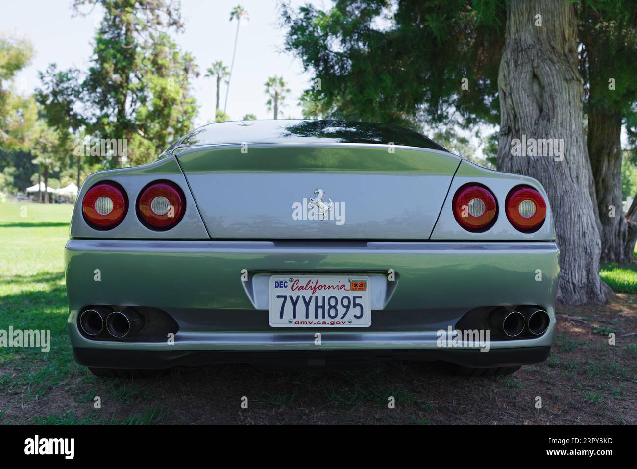 Ferrari è stata parcheggiata su erba al Lacey Park nella città di San Marino. Foto Stock