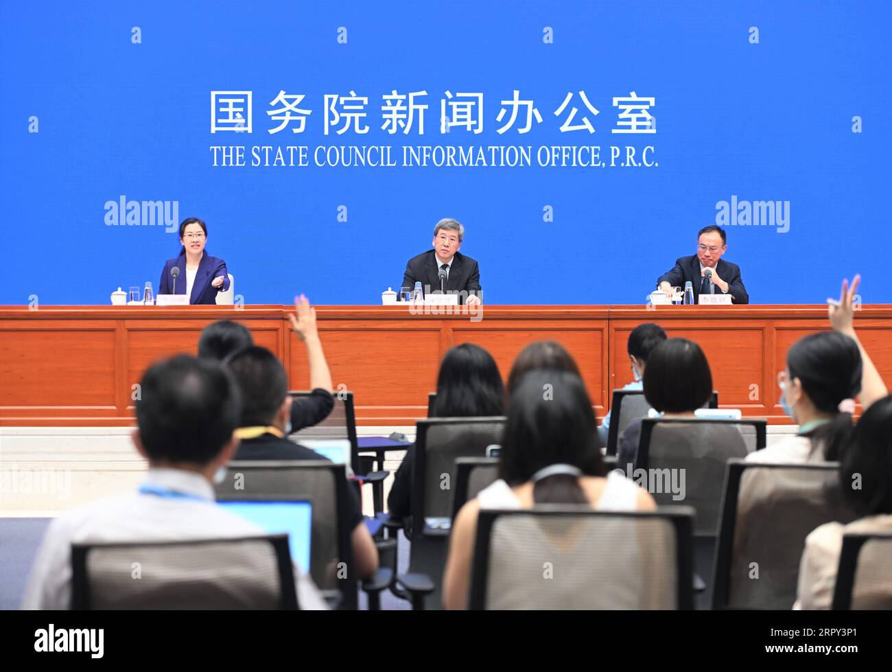 200612 -- PECHINO, 12 giugno 2020 -- Una conferenza stampa è tenuta dall'Ufficio informazioni del Consiglio di Stato a Pechino, capitale della Cina, 12 giugno 2020. La Cina rafforzerà la supervisione per garantire che i maggiori fondi fiscali destinati alle aziende e agli individui arrivino direttamente senza essere intercettati o dirottati, ha detto venerdì il Vice Ministro delle Finanze Xu Hongcai. CHINA-BEIJING-STATE COUNCIL-CONFERENZA STAMPA CN CHENXYEHUA PUBLICATIONXNOTXINXCHN Foto Stock