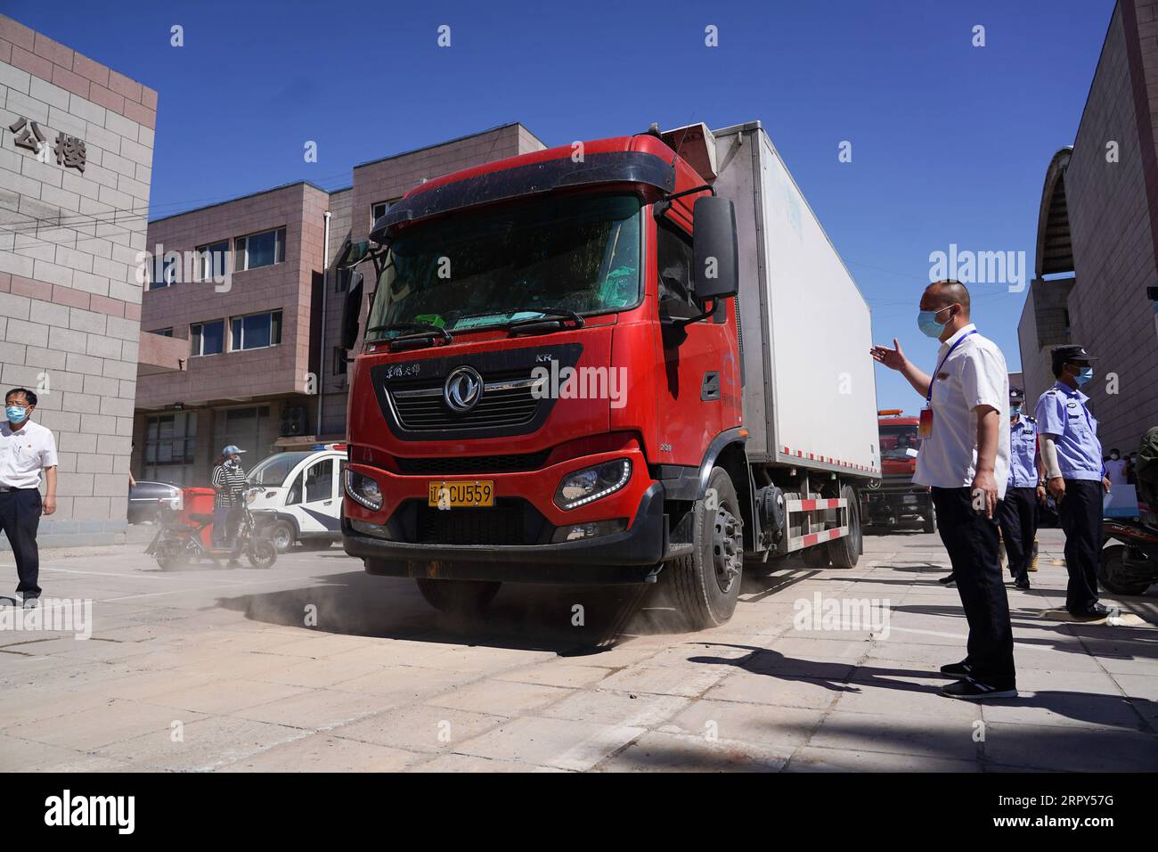 200615 -- PECHINO, 15 giugno 2020 -- Un membro del personale offre indicazioni di parcheggio a un camionista in una delle cinque sedi di negoziazione temporanee designate a seguito della sospensione del mercato all'ingrosso Xinfadi a Pechino, capitale della Cina, 14 giugno 2020. XINHUA FOTO DEL GIORNO JuxHuanzong PUBLICATIONxNOTxINxCHN Foto Stock