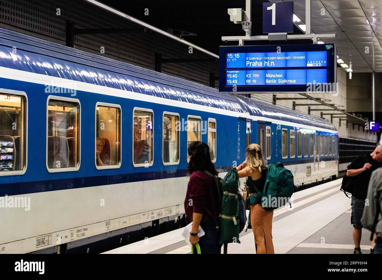 200617 -- BERLINO, 17 giugno 2020 Xinhua -- i passeggeri aspettano di salire su un treno per Praga della Repubblica Ceca alla stazione centrale di Berlino a Berlino, capitale della Germania, 15 giugno 2020. Lunedì il governo tedesco ha revocato i suoi avvertimenti di viaggio per i membri dell'Unione europea, gli stati associati a Schengen e la Gran Bretagna, ad eccezione di Spagna, Finlandia, Norvegia e Svezia. Le avvertenze sono state sostituite da consigli di viaggio individuali. Foto di Binh Truong/Xinhua GERMANY-BERLIN-COVID-19-TRAVEL WARNINGS-LIFTING PUBLICATIONxNOTxINxCHN Foto Stock