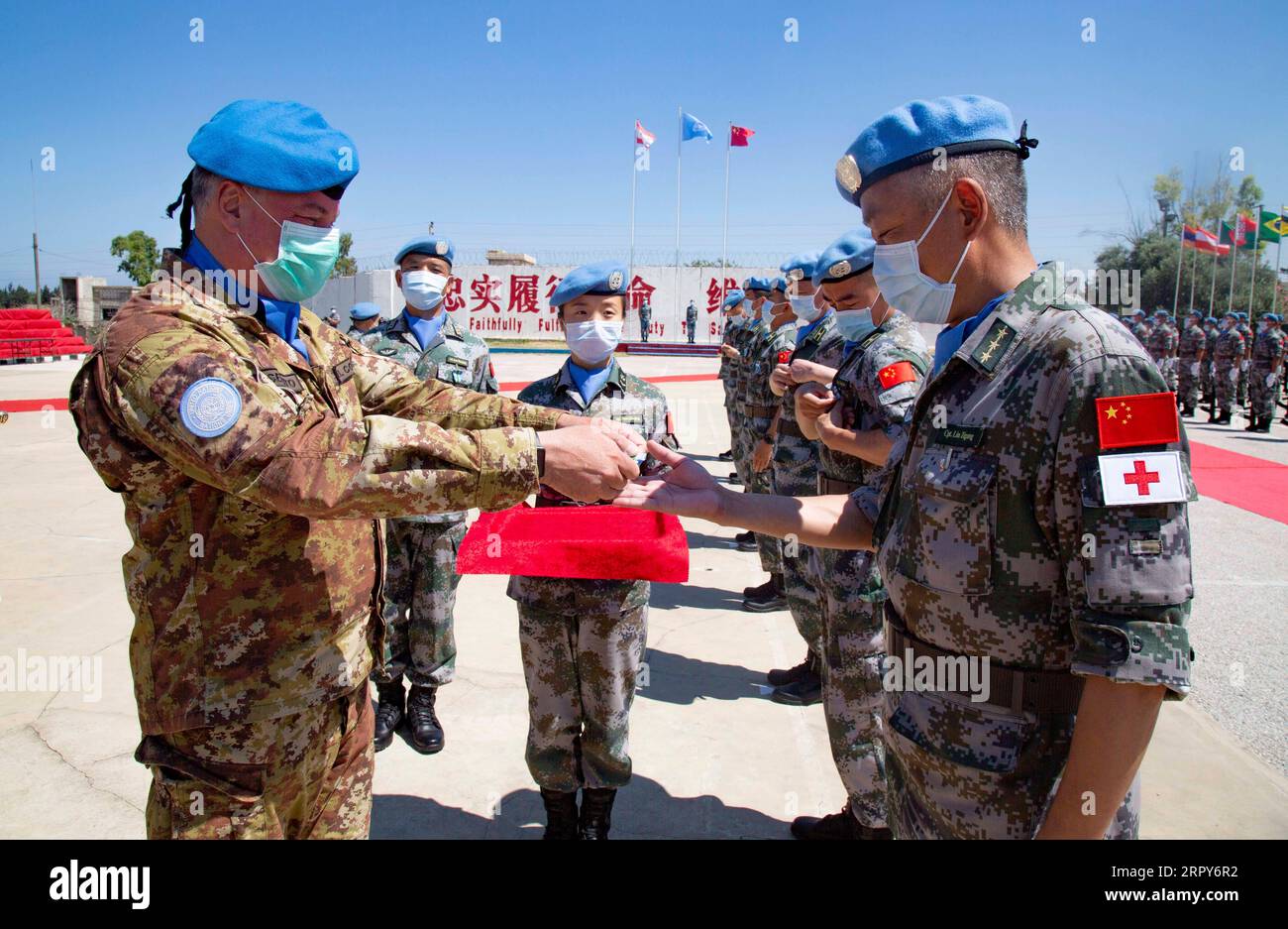200617 -- BEIRUT, 17 giugno 2020 -- Stefano del col L, capo della missione e della forza Comandante della forza provvisoria delle Nazioni Unite in Libano UNIFIL, assegna ai peacekeepers cinesi una medaglia delle Nazioni Unite nel campo delle truppe cinesi nel villaggio di Hanniyah nel sud del Libano, 16 giugno 2020. I peacekeepers cinesi nella forza provvisoria delle Nazioni Unite in Libano l'UNIFIL ha ricevuto una medaglia delle Nazioni Unite martedì per il loro contributo al mantenimento della pace nel sud del Libano. Foto di /Xinhua LEBANON-BEIRUT-CHINESE PEACEKEEPERS-un MEDAL PengxXi PUBLICATIONxNOTxINxCHN Foto Stock