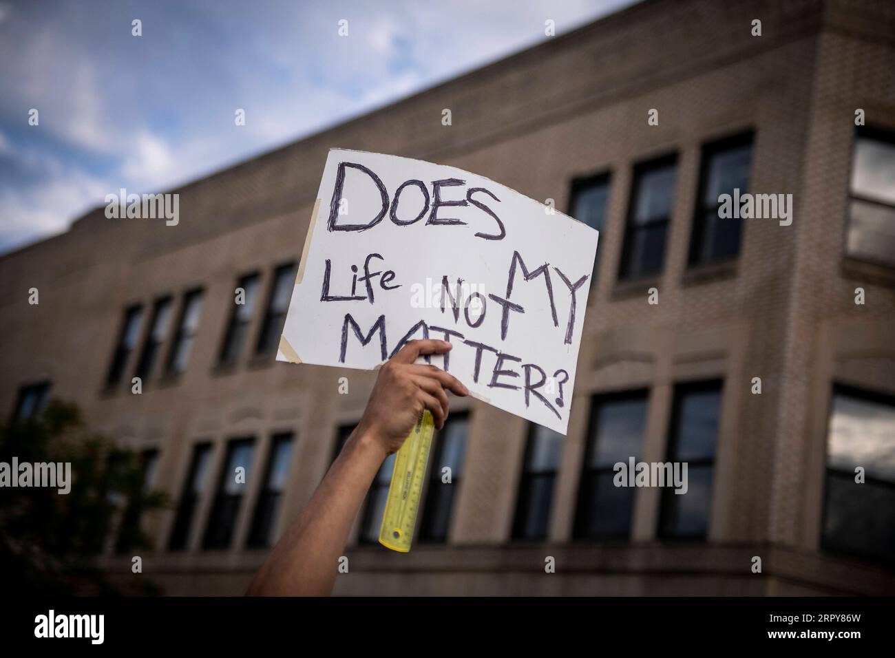 200620 -- PECHINO, 20 giugno 2020 -- Un manifestante tiene un cartello durante una protesta nel quartiere Uptown di Chicago, negli Stati Uniti, il 1° giugno 2020. Foto di /Xinhua Xinhua titoli: Il Consiglio per i diritti umani delle Nazioni Unite sbatte il razzismo sulla scia della morte di George Floyd ChrisxDilts PUBLICATIONxNOTxINxCHN Foto Stock