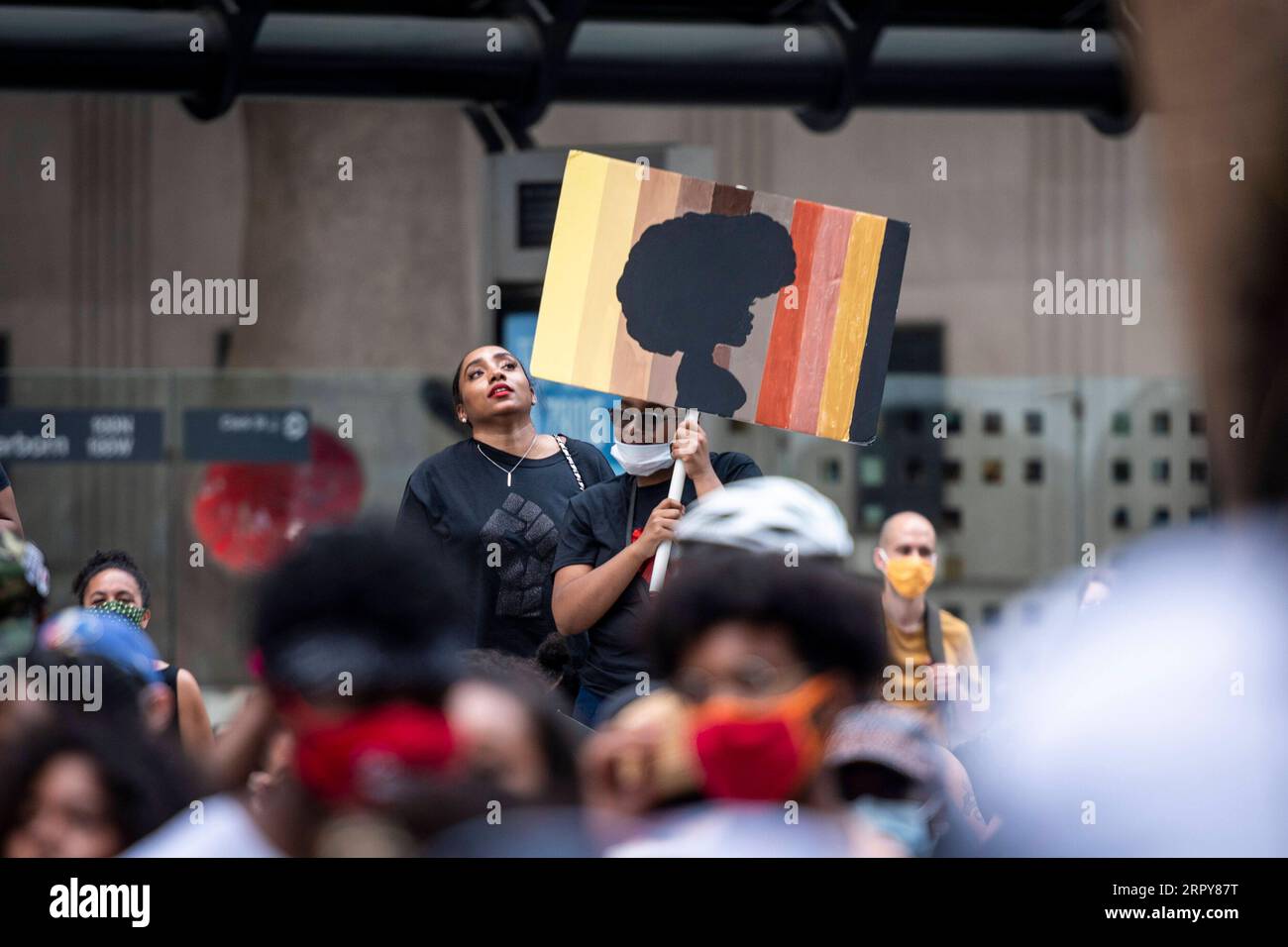 News Bilder des Tages 200619 -- CHICAGO, 19 giugno 2020 Xinhua -- Una donna tiene un cartello durante una manifestazione al Daley Plaza di Chicago, negli Stati Uniti, il 19 giugno 2020. Migliaia di persone si riunirono nel centro di Chicago e in diversi altri eventi in tutta Chicago venerdì per celebrare il diciannovesimo giugno, commemorando la fine della schiavitù negli Stati Uniti. Foto di Chris Dilts/Xinhua U.S.-CHICAGO-JUNETEENTH-COMMEMORAZIONE PUBLICATIONxNOTxINxCHN Foto Stock