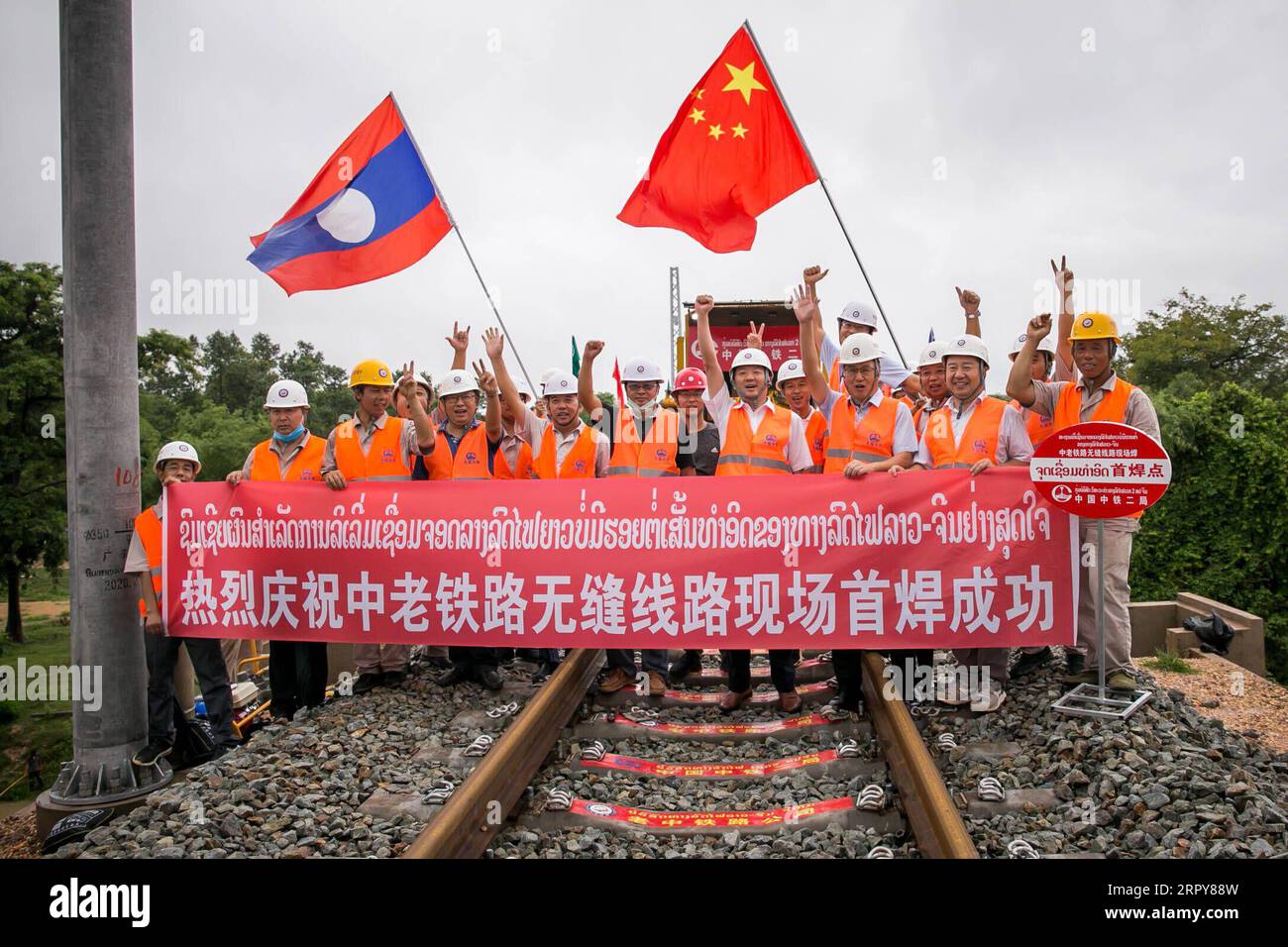 200620 -- VIENTIANE, 20 giugno 2020 Xinhua -- i lavoratori della China Railway No.2 Engineering Group CREC-2 posano per una foto di gruppo dopo aver saldato le prime rotaie senza saldatura per la ferrovia Cina-Laos nel sobborgo settentrionale di Vientiane, Laos, il 18 giugno 2020. Il CREC-2 ha saldato i primi binari senza saldatura per la ferrovia Cina-Laos nel sobborgo settentrionale di Vientiane, capitale del Lao, giovedì mattina. La rotaia senza saldatura, nota anche come rotaia saldata continua CWR, che elimina i giunti ferroviari, può migliorare la durata delle rotaie in acciaio, ridurre i costi di manutenzione di locomotive e binari, migliorare la stabilità Foto Stock