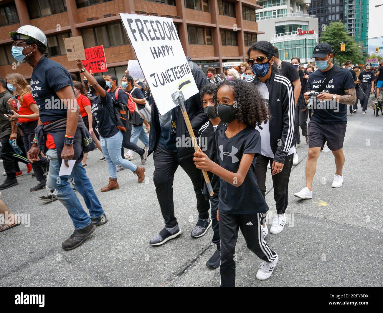 200620 -- VANCOUVER, 20 giugno 2020 Xinhua -- le persone con segni partecipano alla marcia Juneteenth Freedom a Vancouver, British Columbia, Canada, 19 giugno 2020. Foto di Liang Sen/Xinhua CANADA-VANCOUVER-JUNETEENTH-FREEDOM MARCH PUBLICATIONxNOTxINxCHN Foto Stock