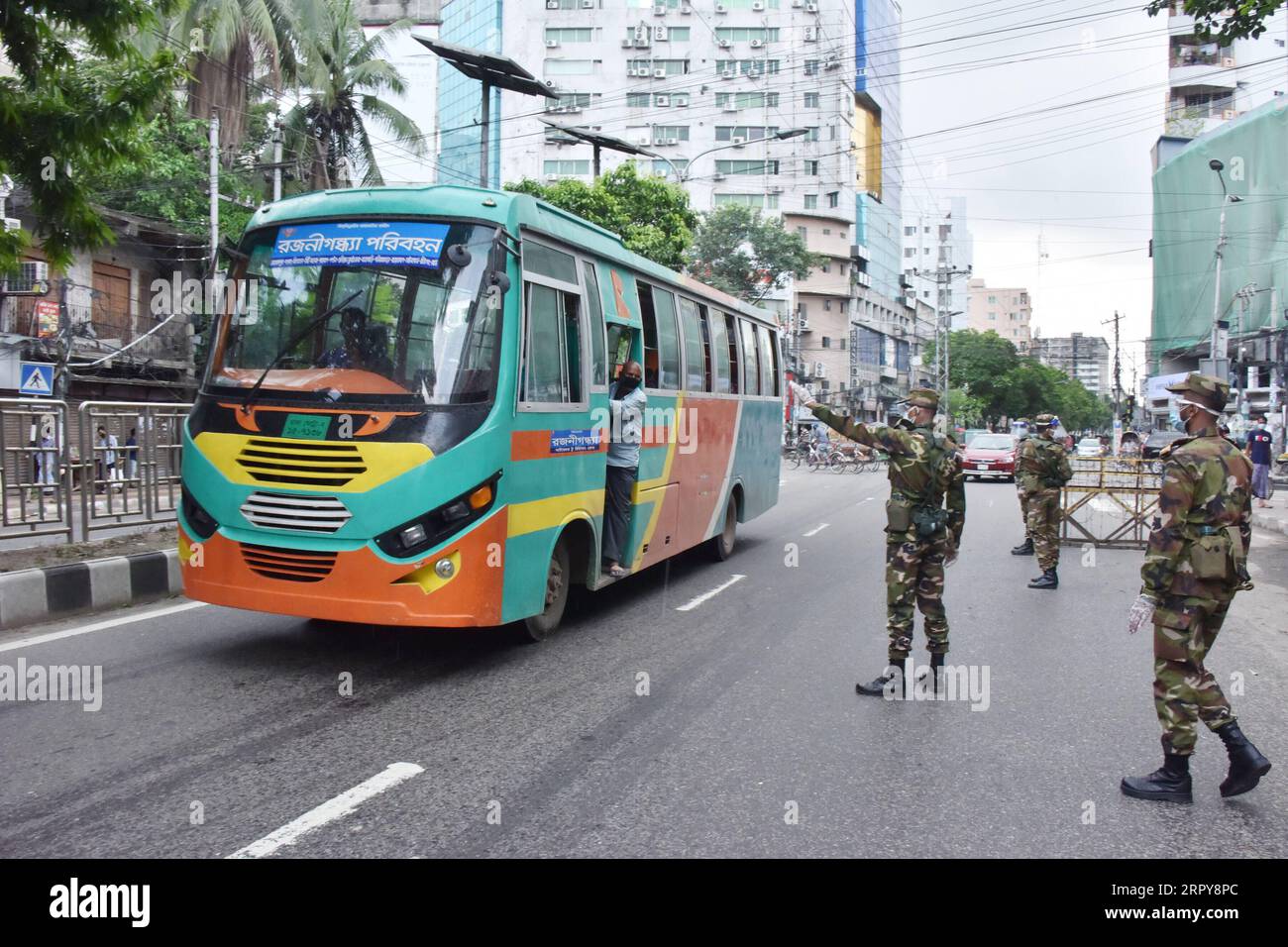 200620 -- DACCA, 20 giugno 2020 Xinhua -- il personale dell'esercito monitora il distanziamento dei veicoli a Dacca, Bangladesh, il 20 giugno 2020. Il personale dell'esercito del Bangladesh ha rafforzato il loro pattugliamento nelle zone rosse COVID-19 nella capitale Dhaka e altrove nel paese. Il Bangladesh ha riportato oltre 3.240 casi di COVID-19 in più sabato, portando il totale nel paese a oltre 108.000. Str/Xinhua BANGLADESH-DACCA-COVID-19 PUBLICATIONxNOTxINxCHN Foto Stock