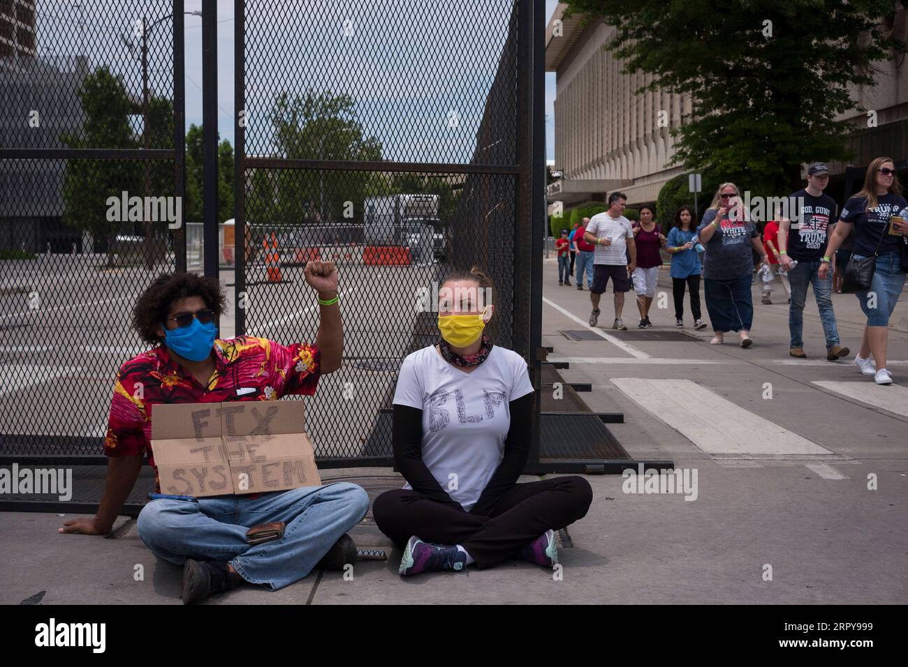 200621 -- TULSA, 21 giugno 2020 -- due persone L protestano prima di una manifestazione elettorale di Donald Trump a Tulsa dell'Oklahoma, Stati Uniti, 20 giugno 2020. Il presidente degli Stati Uniti Donald Trump sabato sera ha tenuto il suo primo raduno in più di tre mesi, nonostante gli avvertimenti da parte di esperti sanitari contro riunioni su larga scala in mezzo a un'ondata di casi di COVID-19 dopo la riapertura in alcuni stati. Foto di /Xinhua U.S.-TULSA-DONALD TRUMP-CAMPAIGN RALLY AlanxChin PUBLICATIONxNOTxINxCHN Foto Stock