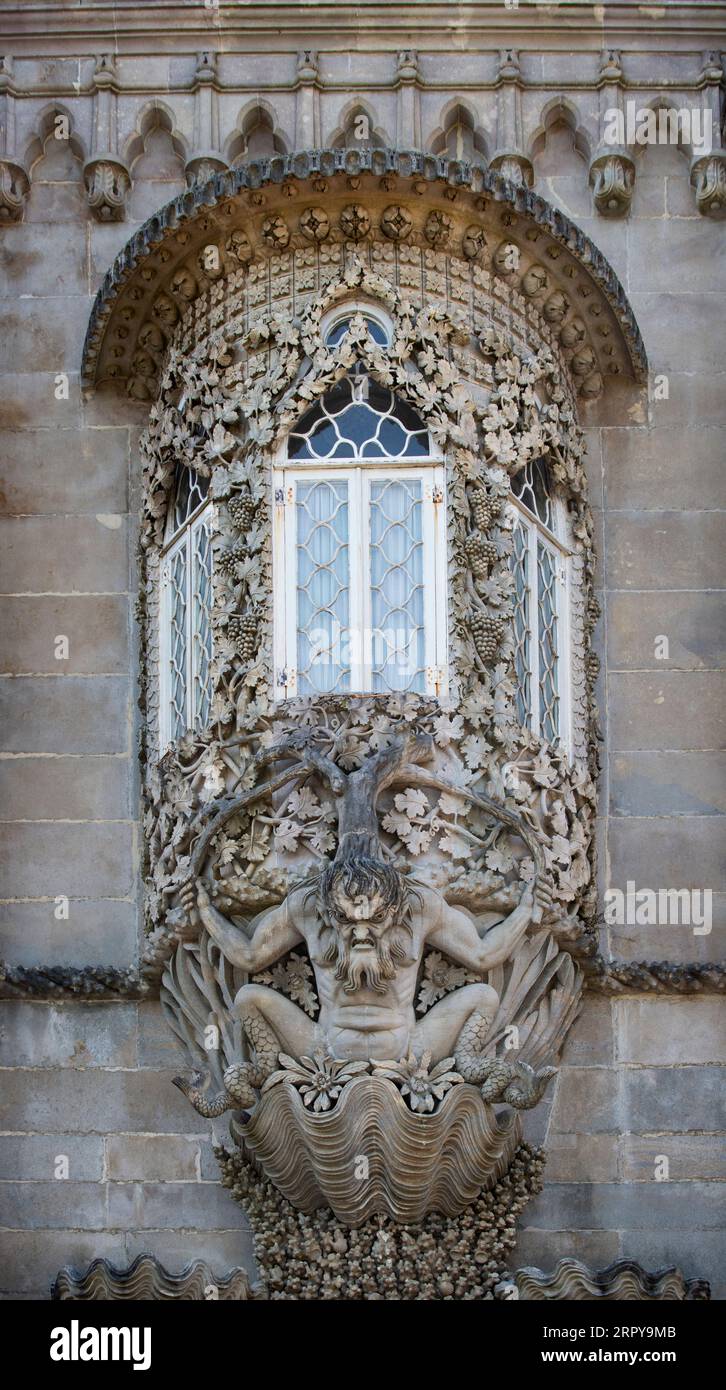 Terrazza del Tritone, Palazzo Nazionale di pena (Palácio da pena), Sintra, Portogallo. Tritone, mitologico mezzo uomo, metà pesce creatura, sopra l'arco d'ingresso al palazzo. L'ingresso è conosciuto come la "porta Allegorico alla creazione del mondo" Foto Stock