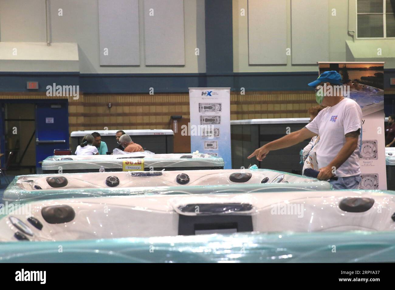 200621 -- NEW ORLEANS U.S., 21 giugno 2020 Xinhua -- Un cliente che indossa una maschera visita il National Hot Tub Expo a New Orleans, Louisiana, Stati Uniti, il 21 giugno 2020. Diversi stati degli Stati Uniti hanno registrato un aumento nei casi di COVID-19 mentre le aziende continuano a riprendere le operazioni in tutta la nazione, gettando un'ombra sul percorso attuale verso la riapertura. A partire da domenica pomeriggio, più di 2,2 milioni di casi confermati di COVID-19 sono stati segnalati negli Stati Uniti, con oltre 119.800 morti, secondo uno strumento di monitoraggio dei dati sviluppato dalla Johns Hopkins University. Foto di LAN Wei/Xinhua U.S.-LOUISI Foto Stock