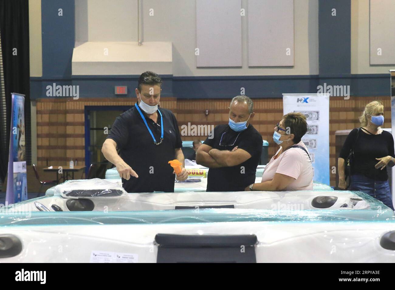 200621 -- NEW ORLEANS U.S., 21 giugno 2020 Xinhua -- Un venditore che indossa una maschera per il viso parla con i clienti al National Hot Tub Expo di New Orleans, Louisiana, Stati Uniti, il 21 giugno 2020. Diversi stati degli Stati Uniti hanno registrato un aumento nei casi di COVID-19 mentre le aziende continuano a riprendere le operazioni in tutta la nazione, gettando un'ombra sul percorso attuale verso la riapertura. A partire da domenica pomeriggio, più di 2,2 milioni di casi confermati di COVID-19 sono stati segnalati negli Stati Uniti, con oltre 119.800 morti, secondo uno strumento di monitoraggio dei dati sviluppato dalla Johns Hopkins University. Foto di LAN Wei/ Foto Stock