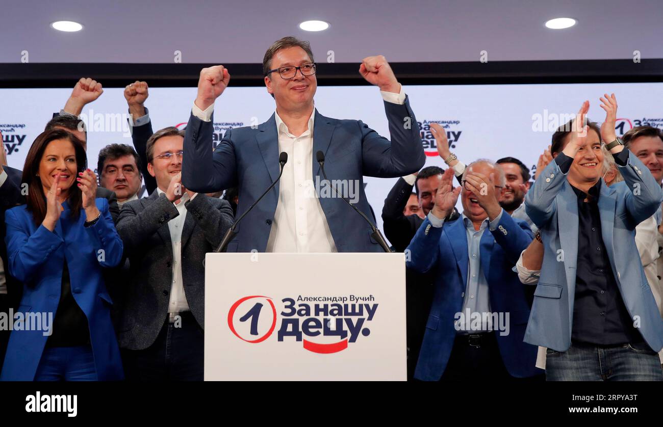 200622 -- BELGRADO, 22 giugno 2020 Xinhua -- il presidente serbo Aleksandar Vucic C celebra la vittoria nelle elezioni parlamentari dopo una conferenza stampa presso la sede centrale del Partito Progressista serbo a Belgrado, Serbia, il 21 giugno 2020. La coalizione intorno al SNS guidata dal presidente serbo Aleksandar Vucic ha ottenuto una vittoria schiacciante alle elezioni parlamentari di domenica, secondo la Commissione elettorale della Repubblica RIK. Foto di Predrag Milosavljevic/Xinhua SERBIA-BELGRADO-ELEZIONI PARLAMENTARI-VUCIC PUBLICATIONxNOTxINxCHN Foto Stock