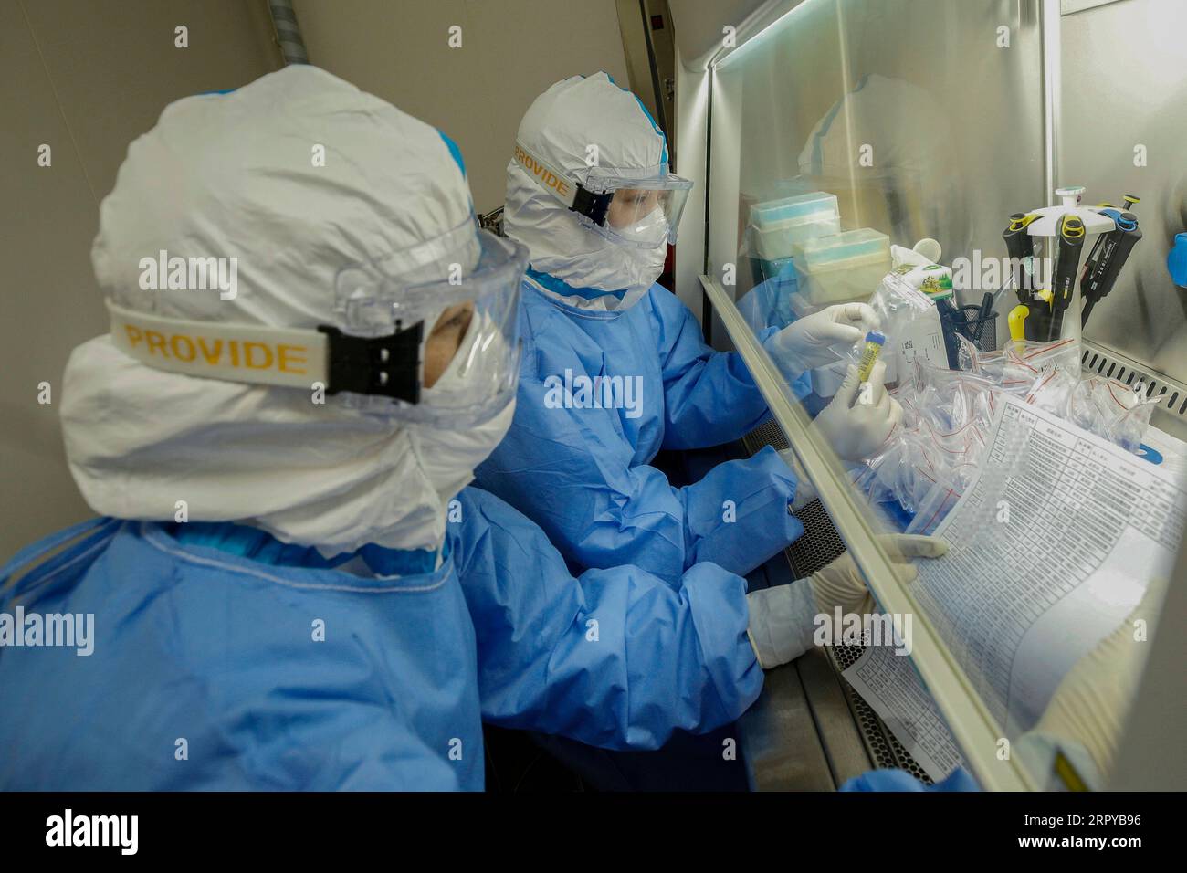 200623 -- PECHINO, 23 giugno 2020 -- Medical Workers check list of samples at the polymerase chain Reaction PCR Laboratory in Beijing Puren Hospital in Beijing, capitale della Cina, 23 giugno 2020. Il laboratorio PCR è stato messo in funzione il 15 giugno per condurre test sugli acidi nucleici per la COVID-19. LABORATORIO CINA-PECHINO-COVID-19-PCR CN ZHANGXYUWEI PUBLICATIONXNOTXINXCHN Foto Stock
