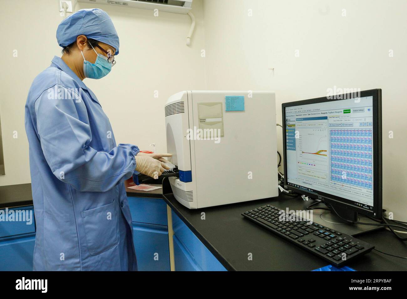 200623 -- PECHINO, 23 giugno 2020 -- Un operatore medico lavora presso il laboratorio PCR di reazione a catena della polimerasi nell'ospedale Puren di Pechino, capitale della Cina, 23 giugno 2020. Il laboratorio PCR è stato messo in funzione il 15 giugno per condurre test sugli acidi nucleici per la COVID-19. LABORATORIO CINA-PECHINO-COVID-19-PCR CN ZHANGXYUWEI PUBLICATIONXNOTXINXCHN Foto Stock