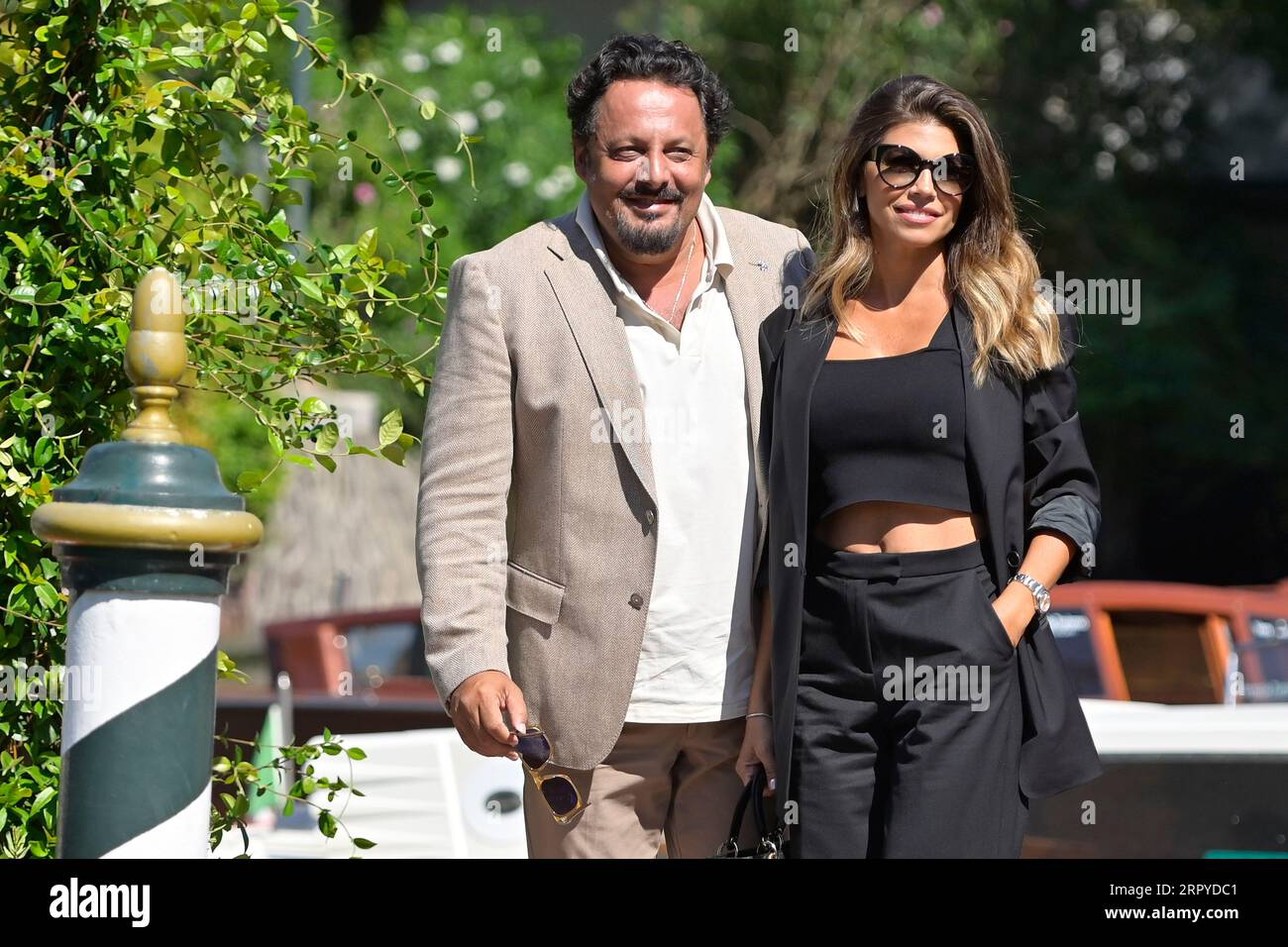 Lido di Venezia, Italia. 5 settembre 2023. Enrico Brignano (l) e Flora canto (r) arrivano al molo dell'Hotel Excelsior sul Lido. Credito: SOPA Images Limited/Alamy Live News Foto Stock