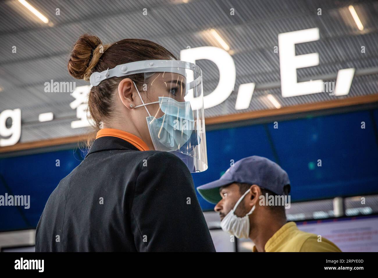 200627 -- PARIGI, 27 giugno 2020 Xinhua -- Un membro del personale indossa dispositivi di protezione individuale all'aeroporto di Parigi Orly vicino a Parigi, in Francia, 26 giugno 2020. L'aeroporto di Parigi Orly ha riaperto venerdì con servizio limitato dopo quasi tre mesi di chiusura a causa della crisi sanitaria COVID-19. Orly è il secondo hub più grande della capitale francese dopo l'aeroporto Charles de Gaulle CDG. Foto di Aurelien Morissard/Xinhua FRANCE-PARIS-COVID-19-ORLY AIRPORT-REOPENING PUBLICATIONxNOTxINxCHN Foto Stock