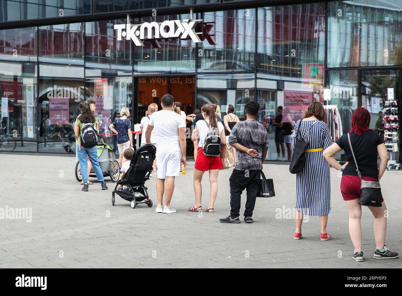 200627 -- BERLINO, 27 giugno 2020 -- la gente fa la fila per entrare in un negozio a Berlino, capitale della Germania, il 27 giugno 2020. Le restrizioni di contatto a Berlino sono state revocate sabato, mentre continuano ad applicarsi le norme in materia di distanza e igiene. GERMANIA-BERLINO-COVID-19-RESTRIZIONI DI CONTATTO-REVOCA SHANXYUQI PUBLICATIONXNOTXINXCHN Foto Stock