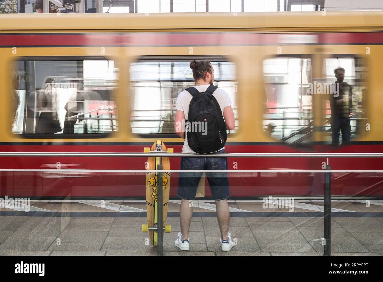 200627 -- BERLINO, 27 giugno 2020 -- Un uomo aspetta un treno S-Bahn a Berlino, capitale della Germania, il 27 giugno 2020. Le restrizioni di contatto a Berlino sono state revocate sabato, mentre continuano ad applicarsi le norme in materia di distanza e igiene. GERMANIA-BERLINO-COVID-19-RESTRIZIONI DI CONTATTO-REVOCA SHANXYUQI PUBLICATIONXNOTXINXCHN Foto Stock