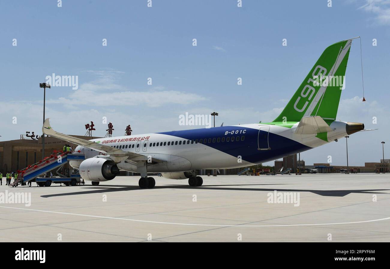 200629 -- TURPAN, 29 giugno 2020 Xinhua -- Un grande aereo passeggeri C919 atterra all'aeroporto Turpan Jiaohe a Turpan, regione autonoma di Xinjiang Uygur della Cina nord-occidentale, 28 giugno 2020. Il C919, sviluppato in modo indigeno, ha iniziato voli di prova ad alta temperatura a Turpan, una città conosciuta come terra di fuoco nella regione autonoma di Xinjiang Uygur della Cina nordoccidentale. Il C919 condusse un volo inaugurale di successo nel 2017. Ora l'aeromobile ha iniziato voli di prova intensivi da vari aeroporti per assicurarsi che le prestazioni siano conformi agli standard di aeronavigabilità. Foto di Liu Jian/Xinhu Foto Stock