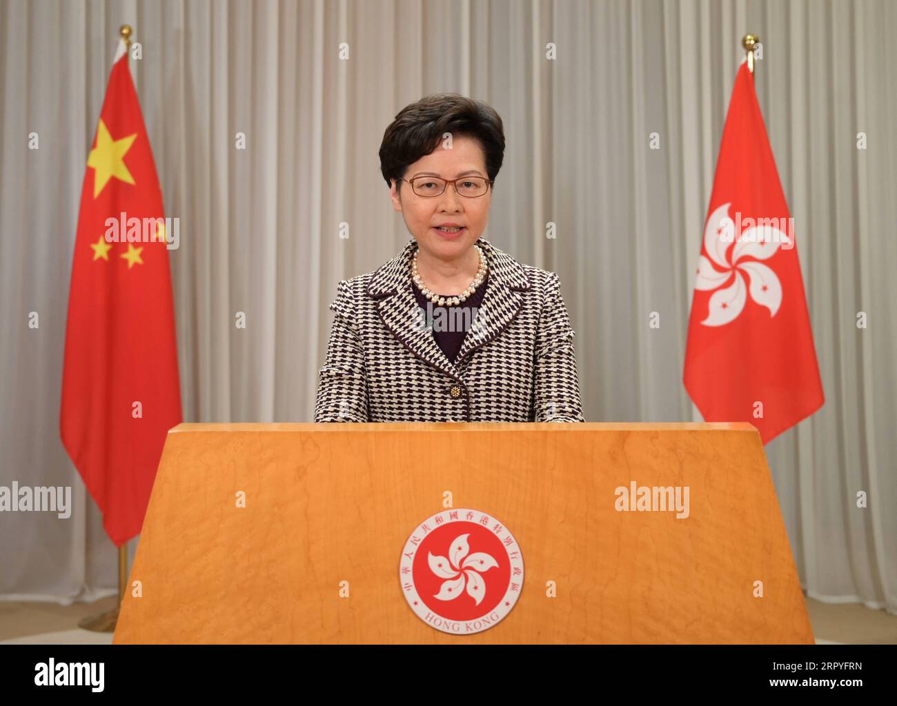 200630 -- HONG KONG, 30 giugno 2020 Xinhua -- Amministratore delegato della regione amministrativa speciale di Hong Kong della Cina HKSAR Carrie Lam si rivolge al Consiglio per i diritti umani delle Nazioni Unite tramite un videomessaggio a Hong Kong nella Cina meridionale il 30 giugno 2020. Martedì Carrie Lam ha rivolto un messaggio video al Consiglio per i diritti umani delle Nazioni Unite, esortando la comunità internazionale a rispettare il diritto della Cina di salvaguardare la sicurezza nazionale e le aspirazioni dei cittadini di Hong Kong per la stabilità e l'armonia. PER ANDARE CON HKSAR, l'amministratore delegato esorta il mondo a rispettare il diritto della Cina di salvaguardare la sicurezza nazionale Xinhua CHINA-HONG KONG-CARRIE LAM-ONU HUMAN R Foto Stock